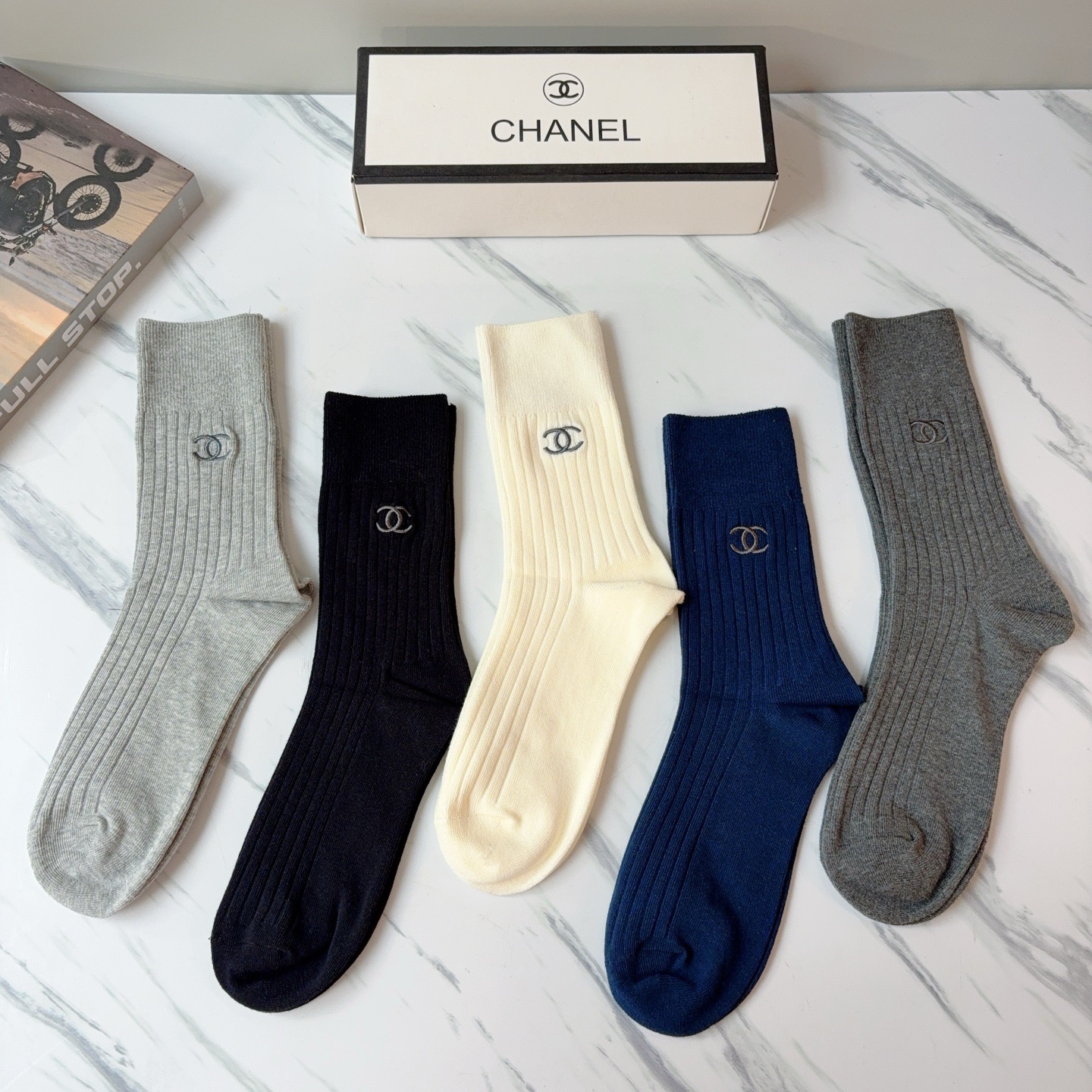 配包装（一盒5双）CHANEL 香奈儿 新款高版本刺绣羊绒面料长筒袜子。专柜同步长筒袜子，💛大牌出街，潮