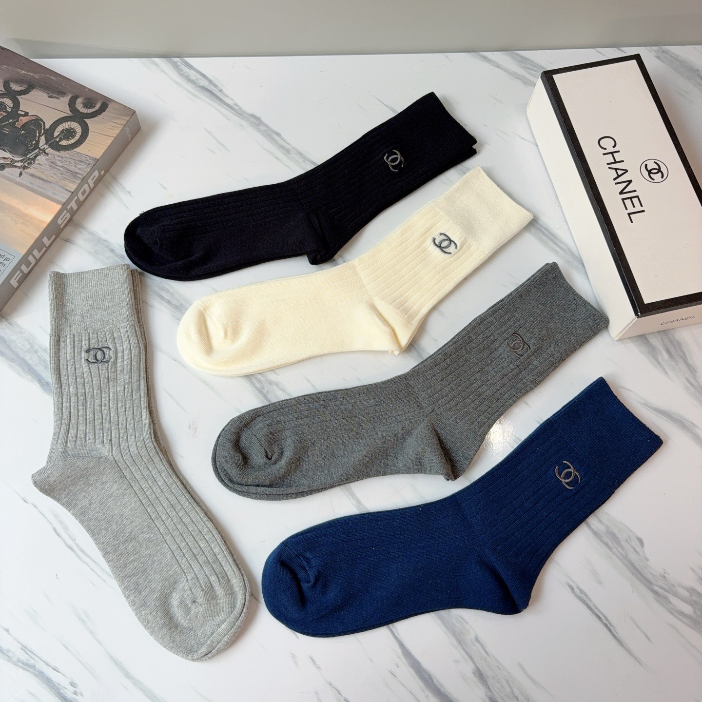 配包装（一盒5双）CHANEL 香奈儿 新款高版本刺绣羊绒面料长筒袜子。专柜同步长筒袜子，💛大牌出街，潮