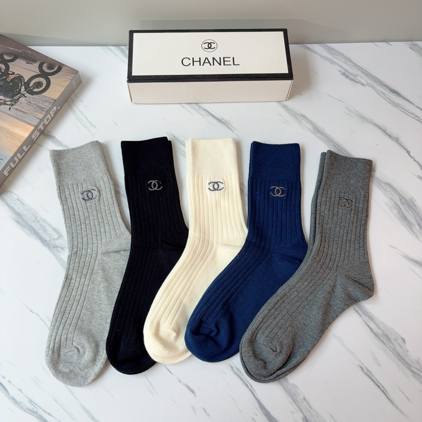 配包装（一盒5双）CHANEL 香奈儿 新款高版本刺绣羊绒面料长筒袜子。专柜同步长筒袜子，💛大牌出街，潮