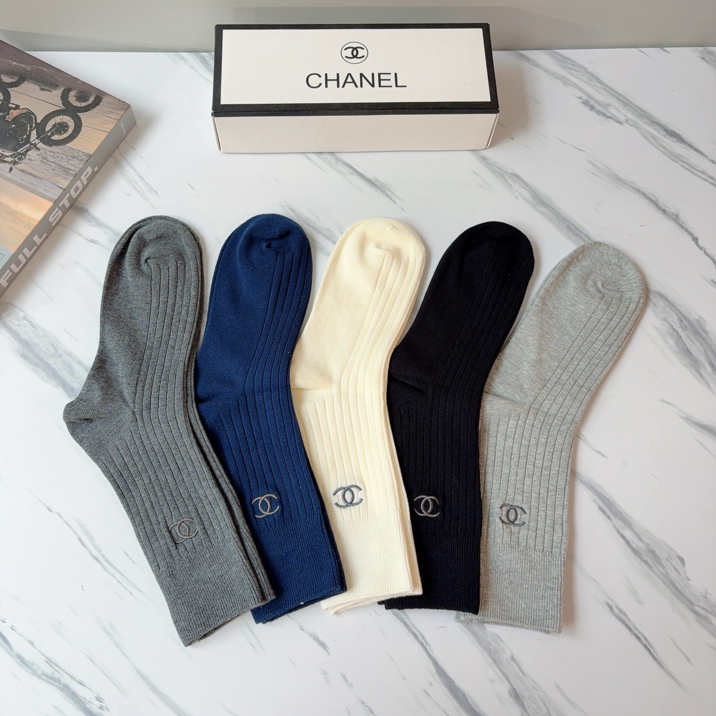配包装（一盒5双）CHANEL 香奈儿 新款高版本刺绣羊绒面料长筒袜子。专柜同步长筒袜子，💛大牌出街，潮