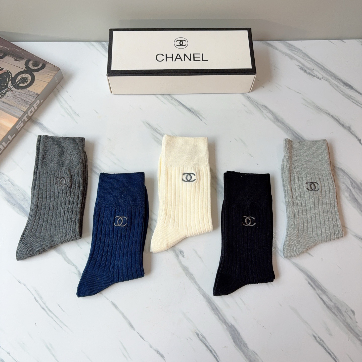 配包装（一盒5双）CHANEL 香奈儿 新款高版本刺绣羊绒面料长筒袜子。专柜同步长筒袜子，💛大牌出街，潮