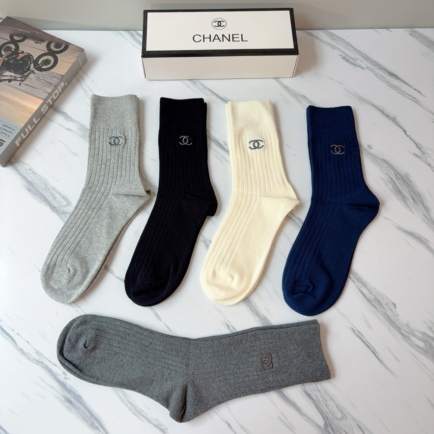 配包装（一盒5双）CHANEL 香奈儿 新款高版本刺绣羊绒面料长筒袜子。专柜同步长筒袜子，💛大牌出街，潮