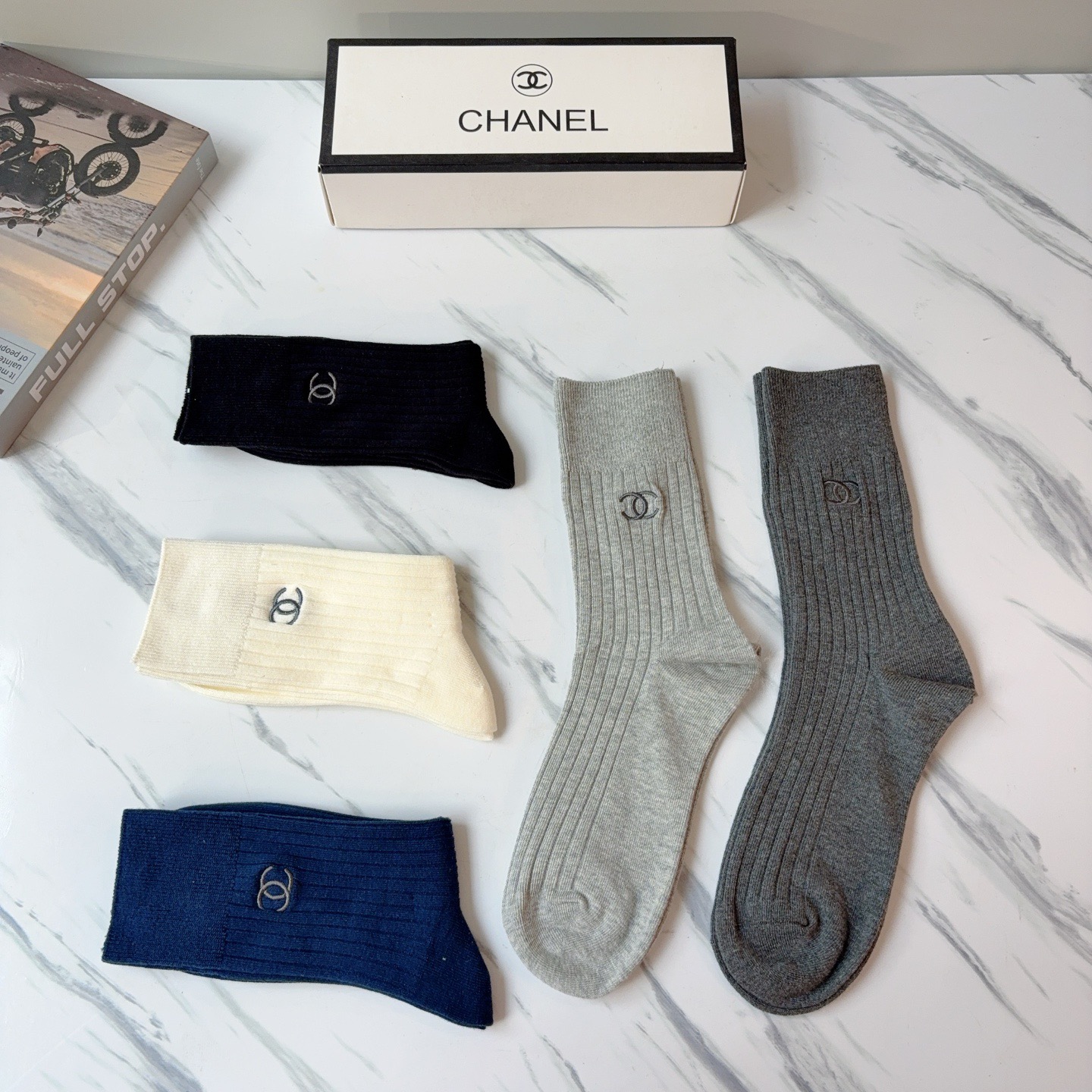 配包装（一盒5双）CHANEL 香奈儿 新款高版本刺绣羊绒面料长筒袜子。专柜同步长筒袜子，💛大牌出街，潮