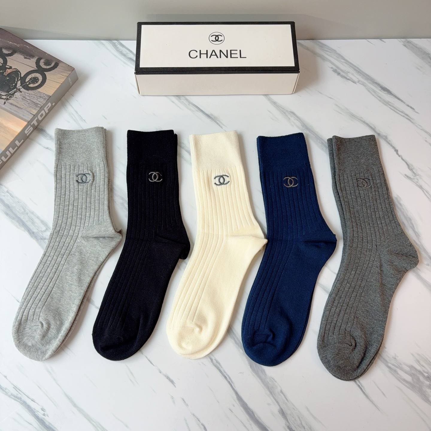 配包装（一盒5双）CHANEL 香奈儿 新款高版本刺绣羊绒面料长筒袜子。专柜同步长筒袜子，💛大牌出街，潮
