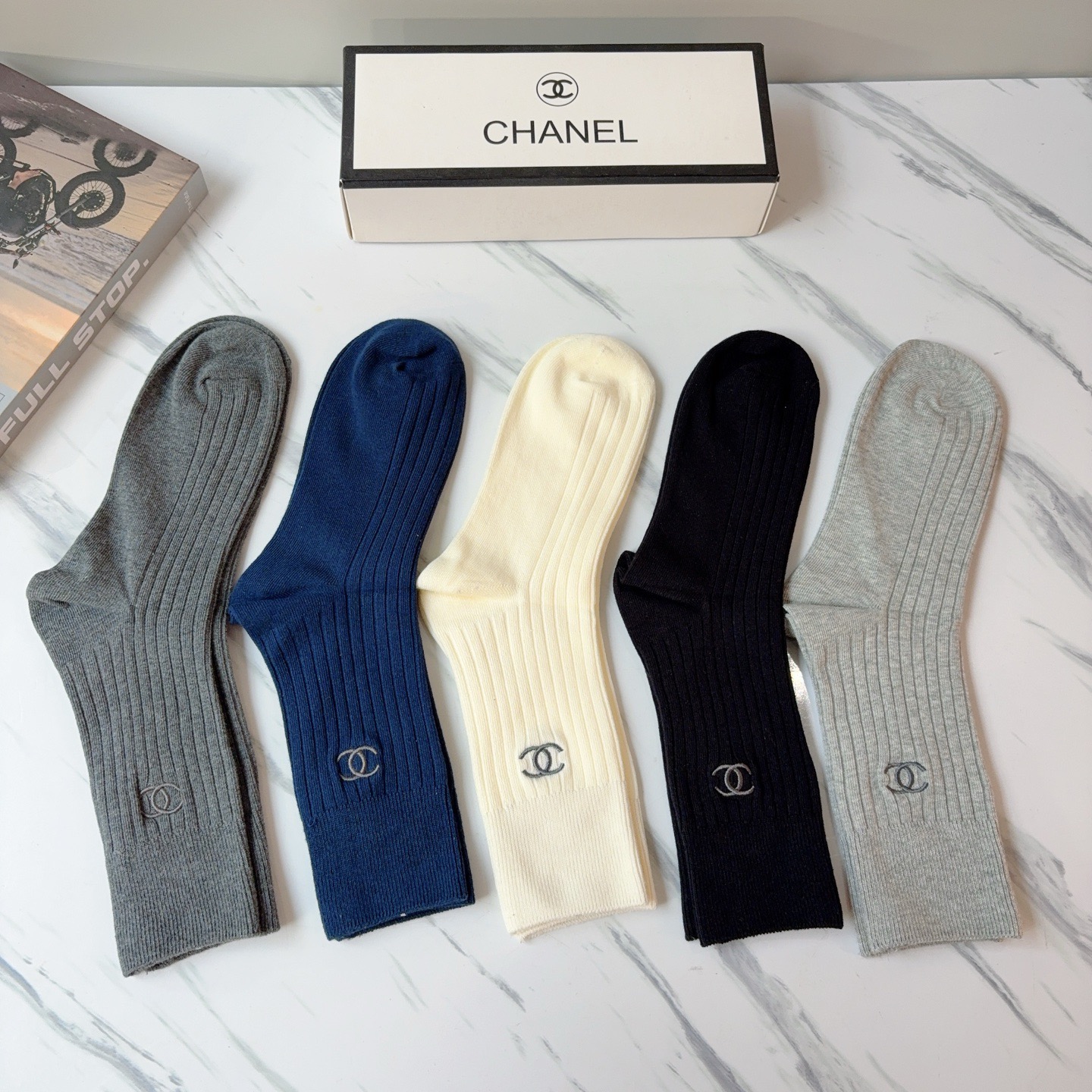 配包装（一盒5双）CHANEL 香奈儿 新款高版本刺绣羊绒面料长筒袜子。专柜同步长筒袜子，💛大牌出街，潮