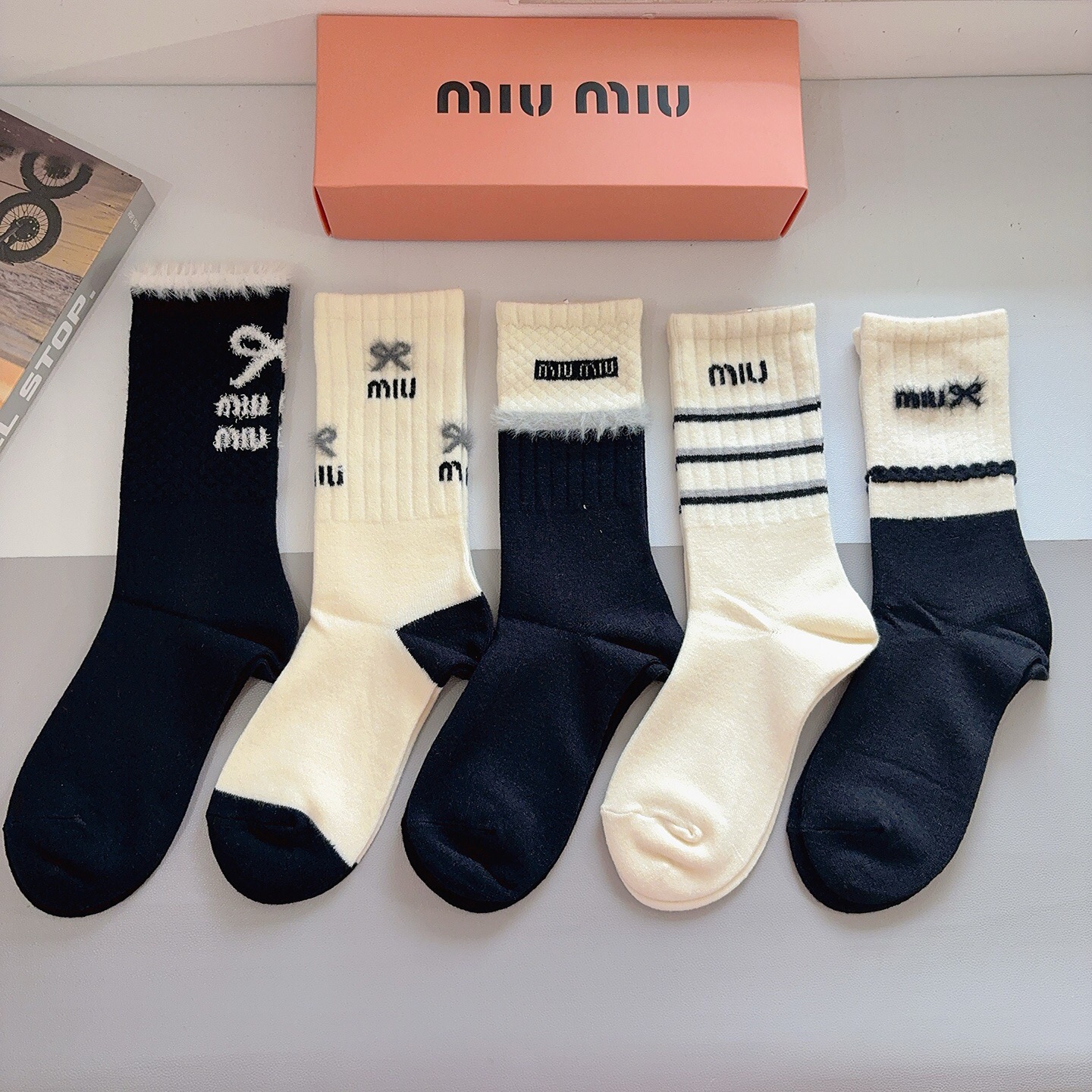 配包装（一盒5双）miumiu 缪缪 新款高版本长筒袜子、兔绒材质超柔软舒适、经典字母图案logo，大牌