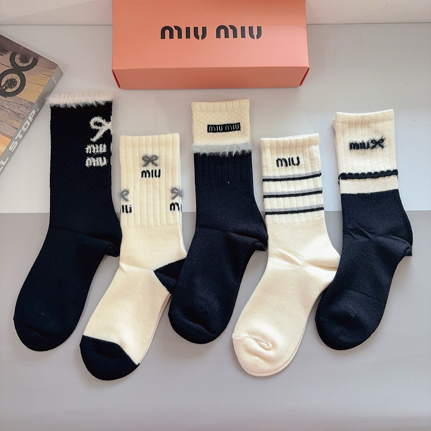 配包装（一盒5双）miumiu 缪缪 新款高版本长筒袜子、兔绒材质超柔软舒适、经典字母图案logo，大牌