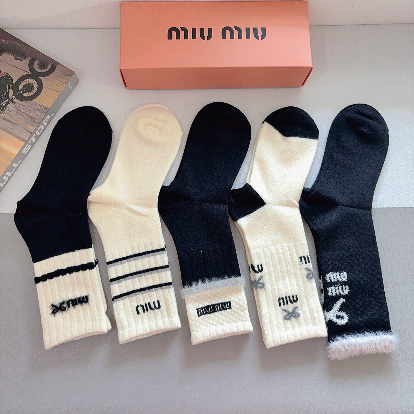 配包装（一盒5双）miumiu 缪缪 新款高版本长筒袜子、兔绒材质超柔软舒适、经典字母图案logo，大牌
