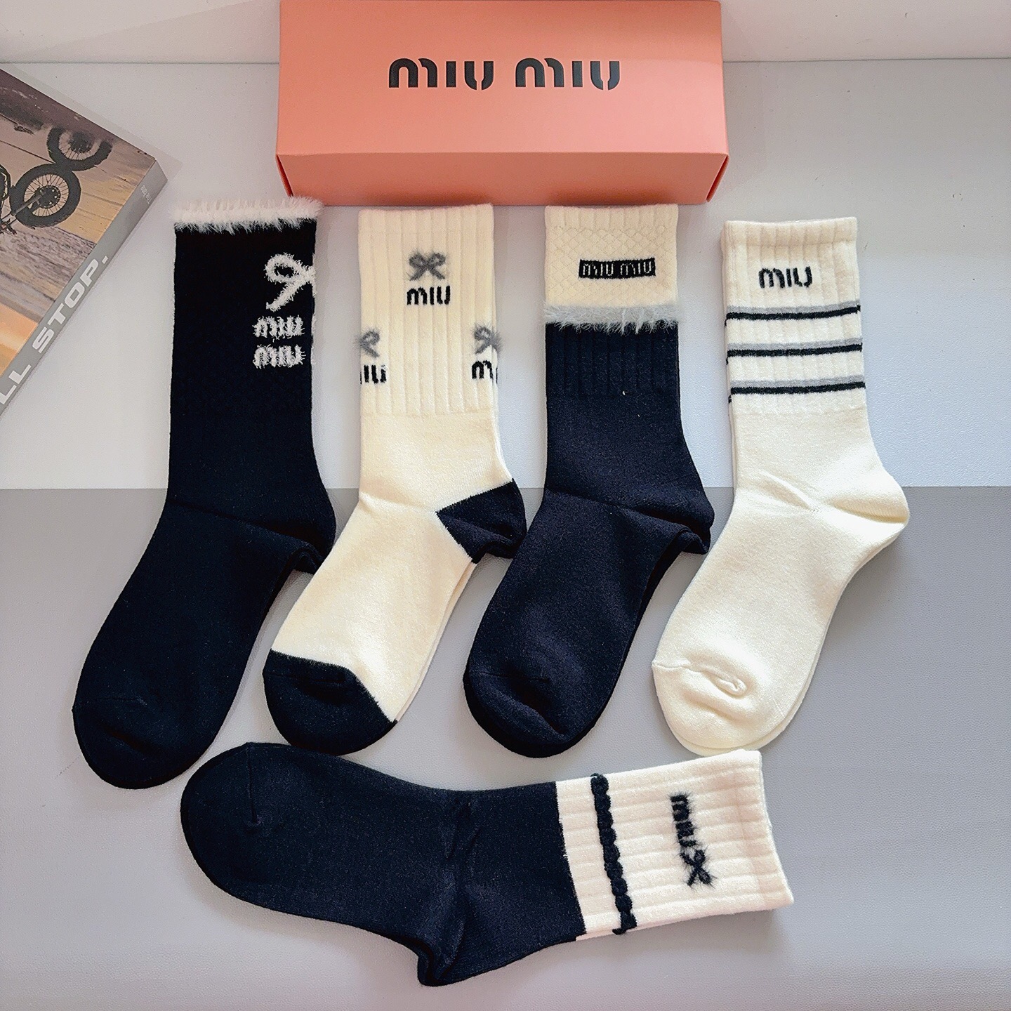 配包装（一盒5双）miumiu 缪缪 新款高版本长筒袜子、兔绒材质超柔软舒适、经典字母图案logo，大牌