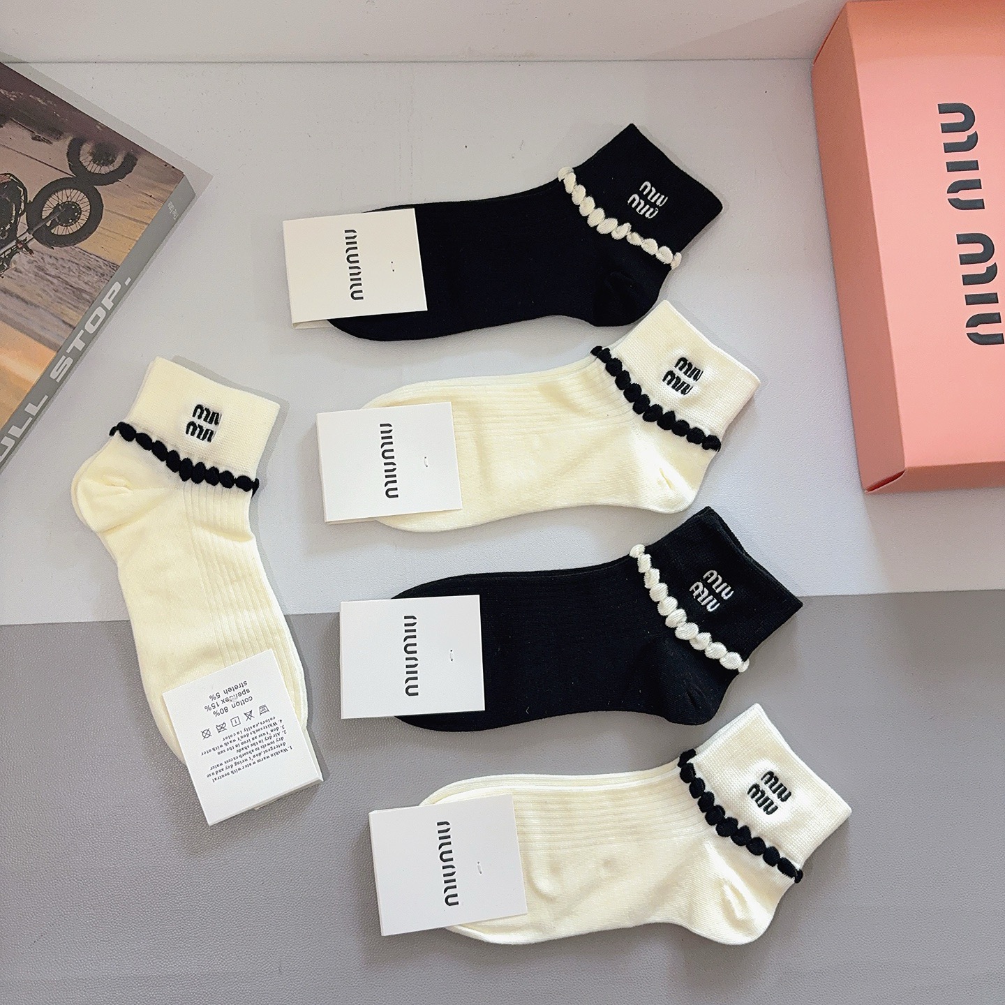 配包装（一盒5双） miumiu 缪缪新款刺绣纯棉袜子 经典字母logo船袜，个性时尚百搭款，！超柔软材