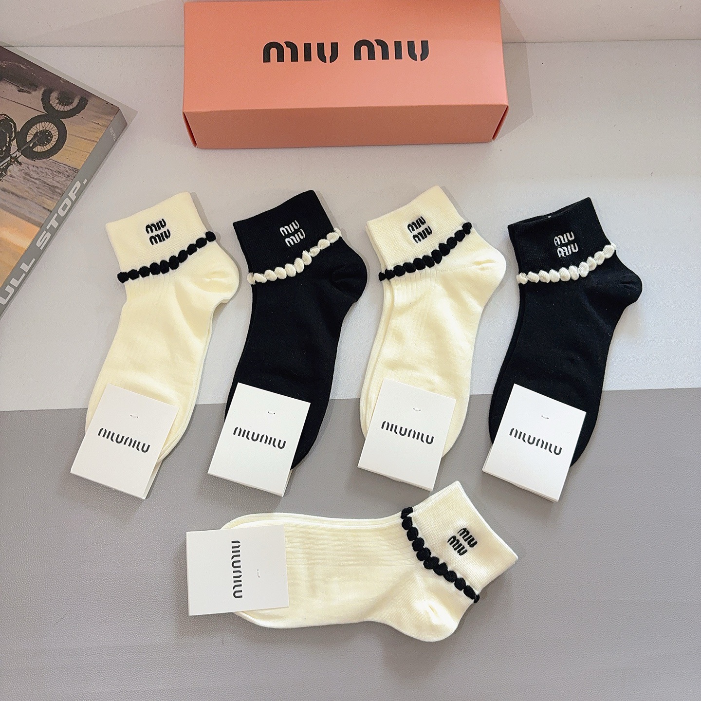 配包装（一盒5双） miumiu 缪缪新款刺绣纯棉袜子 经典字母logo船袜，个性时尚百搭款，！超柔软材