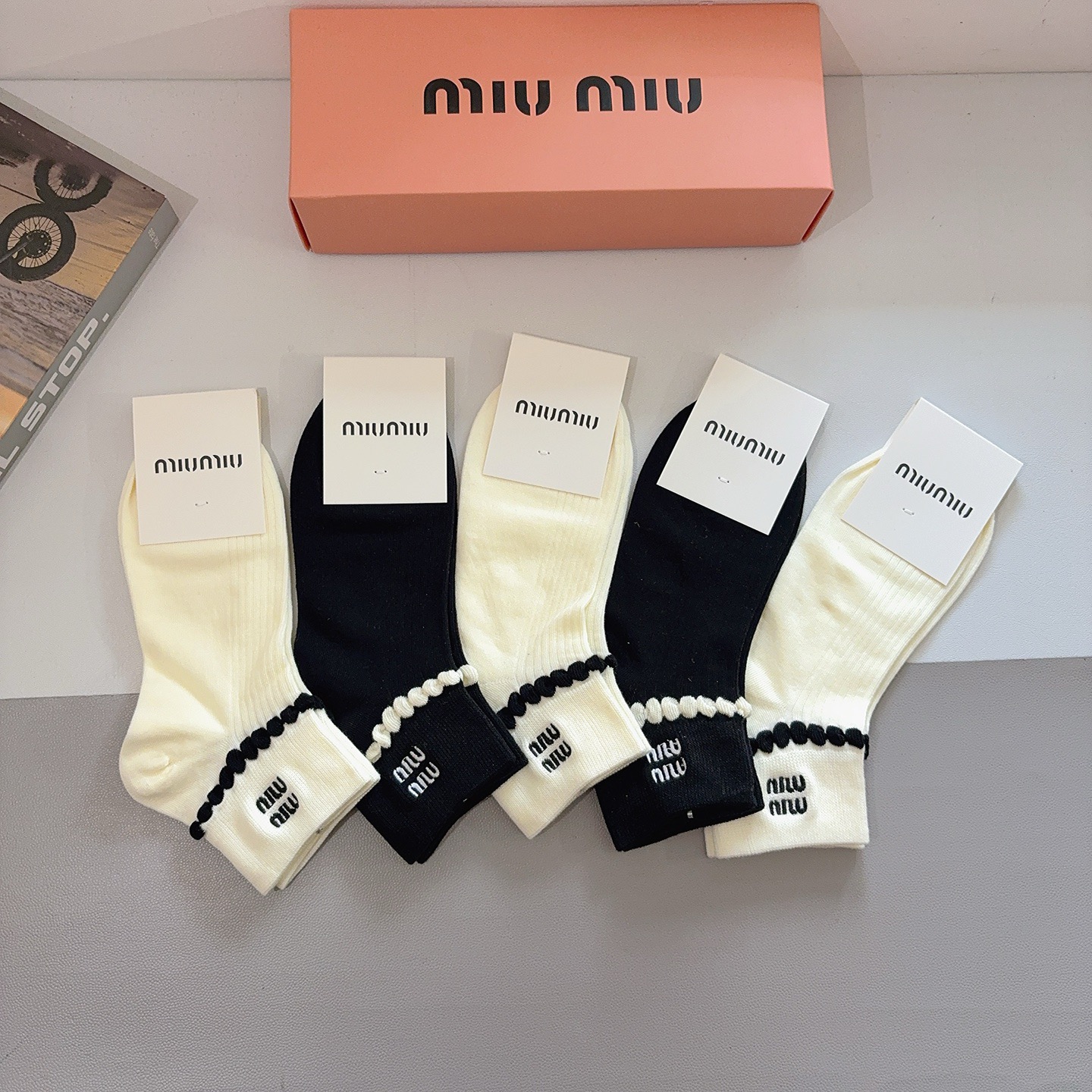 配包装（一盒5双） miumiu 缪缪新款刺绣纯棉袜子 经典字母logo船袜，个性时尚百搭款，！超柔软材