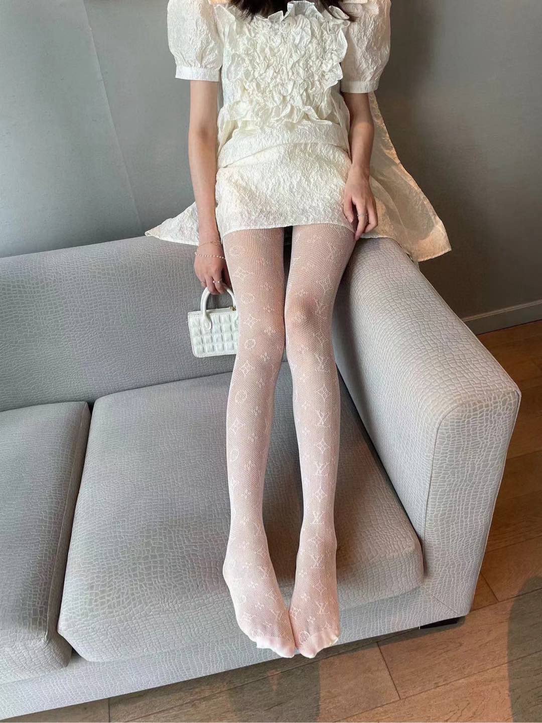 配包装（一盒1双）LV 路易威登 爆款字母网袜 连裤袜🌟好看到爆炸 ，欧美大牌丝袜🔥🌟潮人秋冬必备单品 