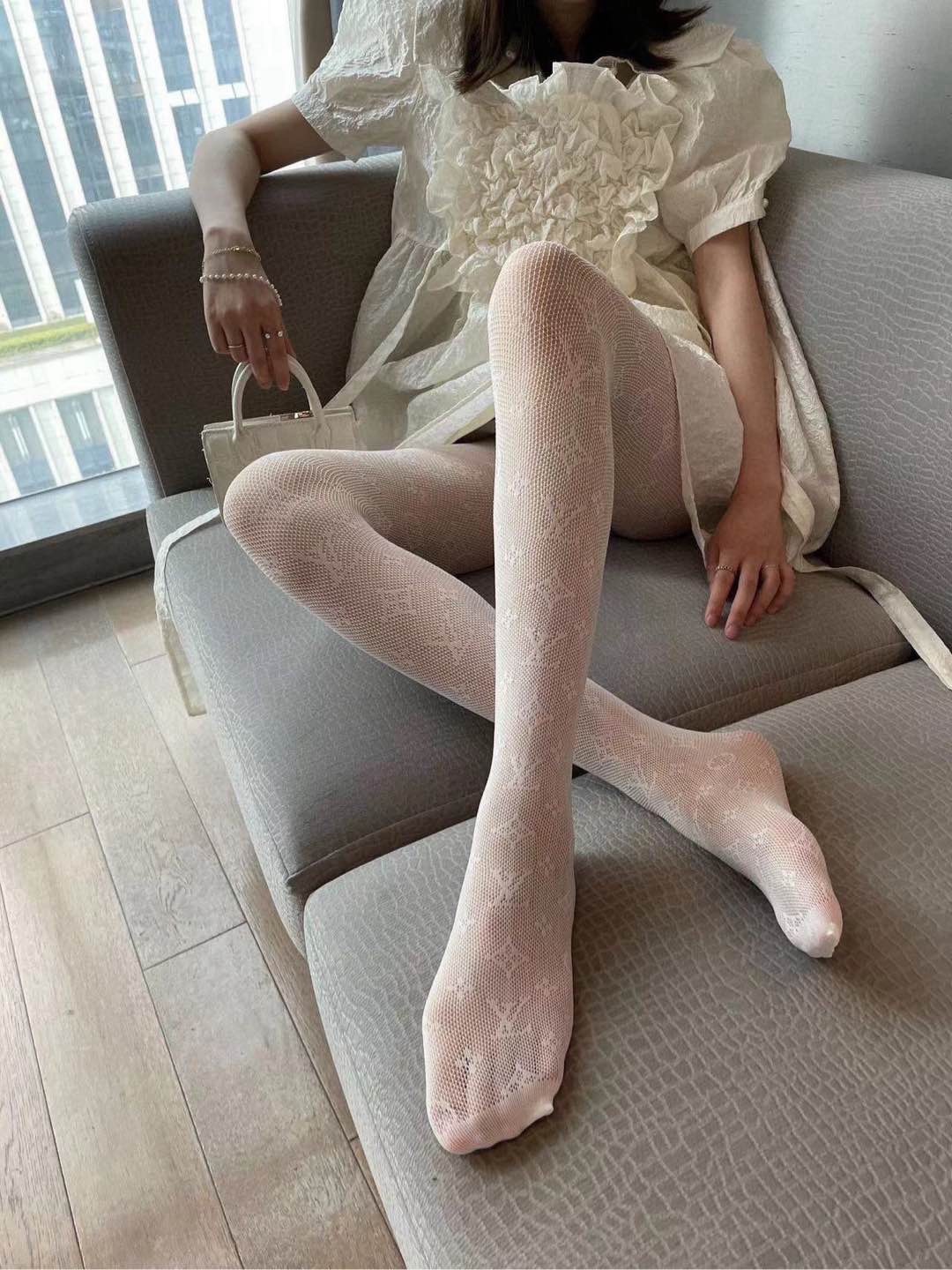 配包装（一盒1双）LV 路易威登 爆款字母网袜 连裤袜🌟好看到爆炸 ，欧美大牌丝袜🔥🌟潮人秋冬必备单品 