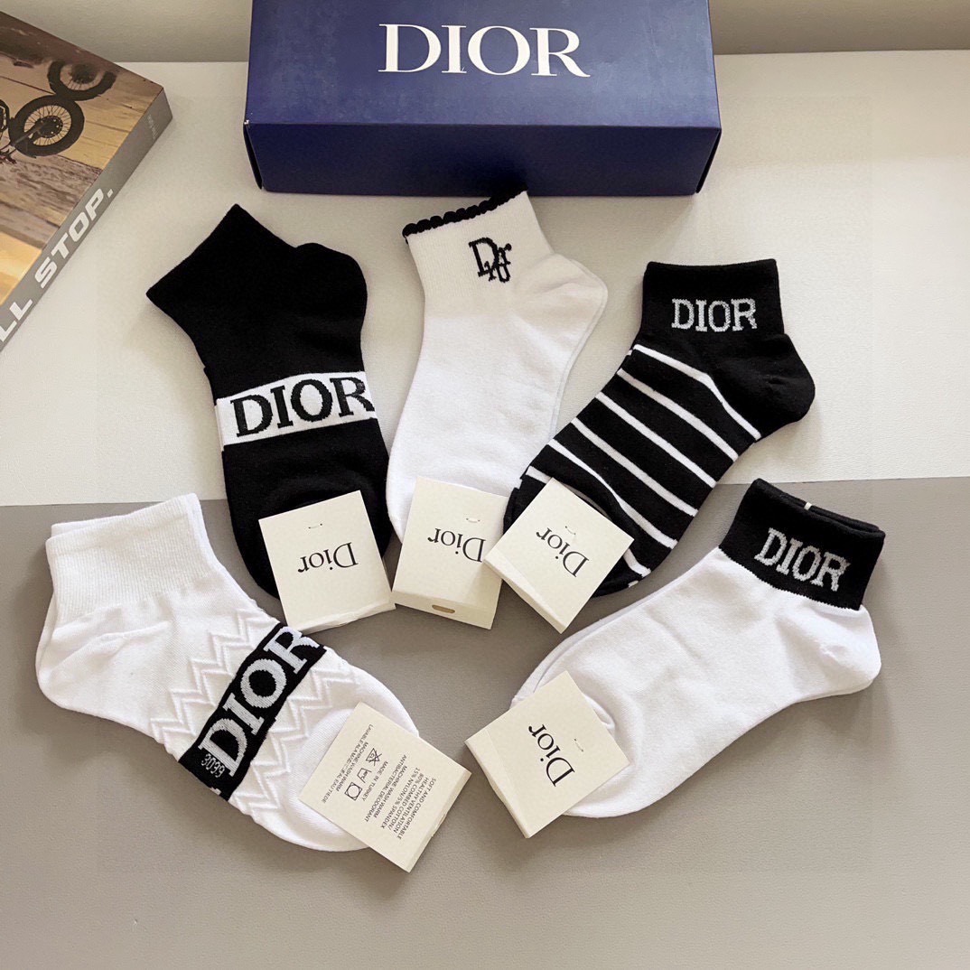 配包装（一盒5双） Dior 迪奥2024新款小腿袜子！纯棉面料，火爆Ｄ字母图案，专柜同步中短筒袜子，💛