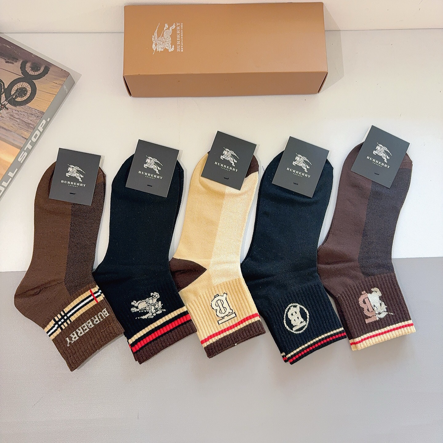 配包装（一盒5双） Burberry 巴宝莉 超火爆男款中筒袜子、纯棉面料，潮人必备款，个性时尚百搭款，