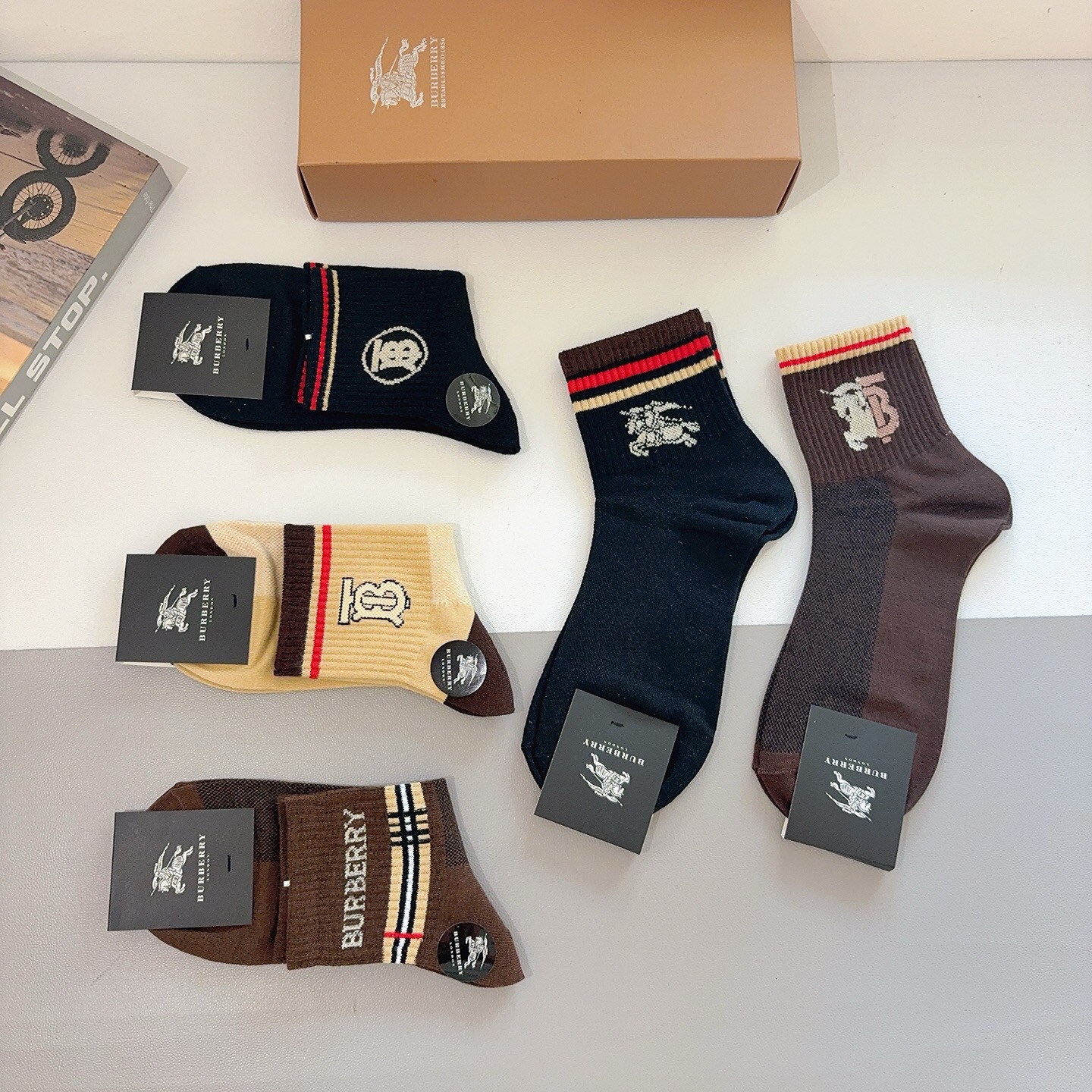 配包装（一盒5双） Burberry 巴宝莉 超火爆男款中筒袜子、纯棉面料，潮人必备款，个性时尚百搭款，