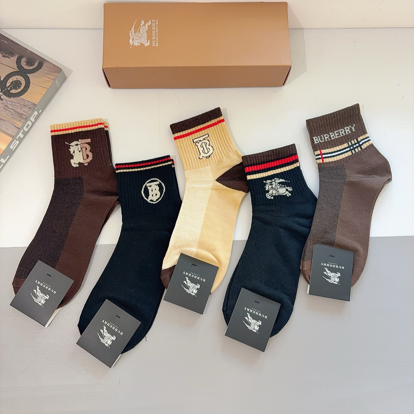 配包装（一盒5双） Burberry 巴宝莉 超火爆男款中筒袜子、纯棉面料，潮人必备款，个性时尚百搭款，