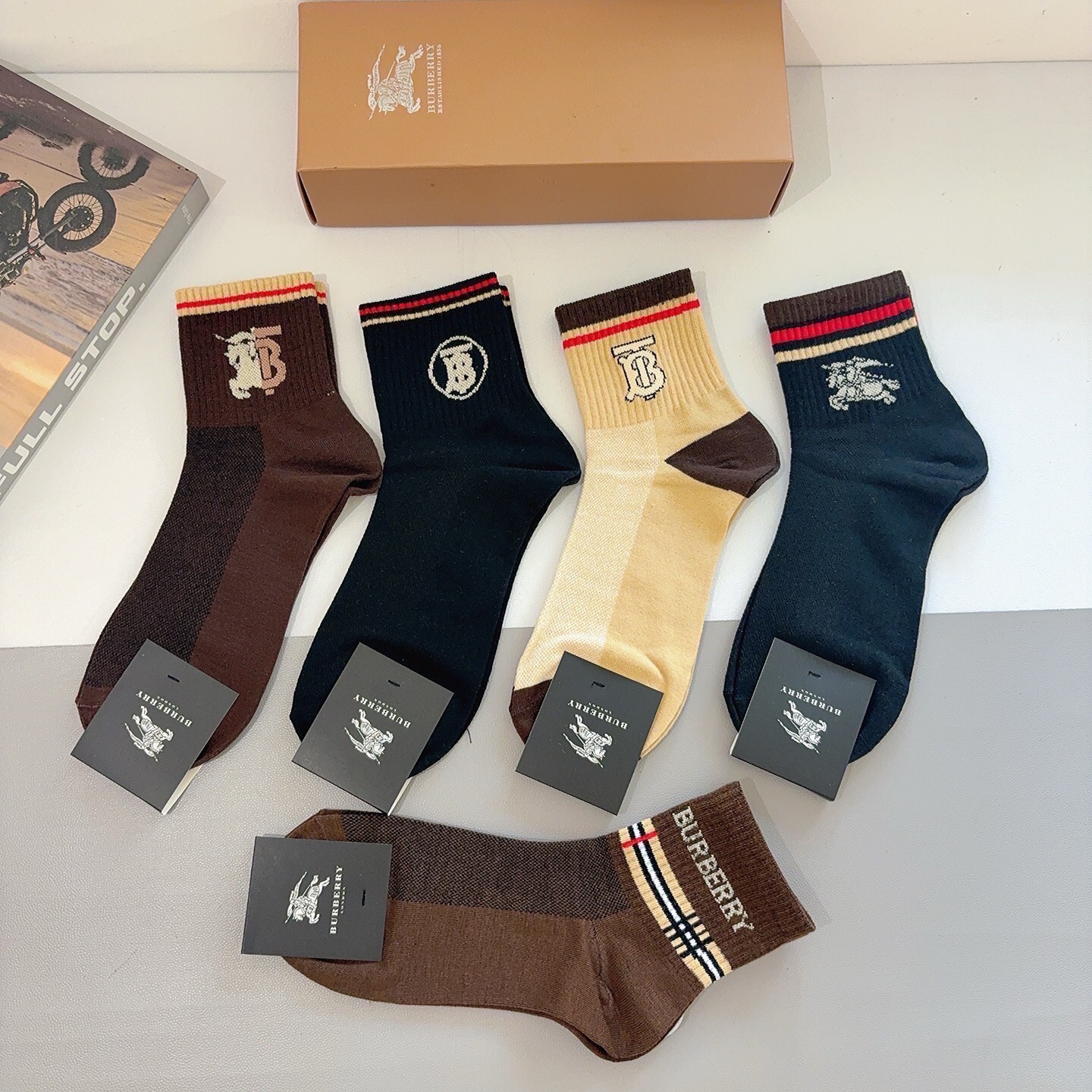 配包装（一盒5双） Burberry 巴宝莉 超火爆男款中筒袜子、纯棉面料，潮人必备款，个性时尚百搭款，