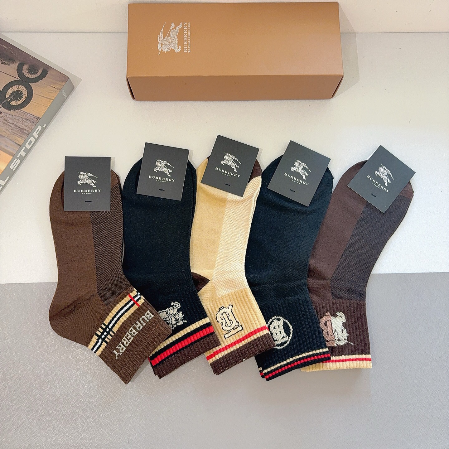 配包装（一盒5双） Burberry 巴宝莉 超火爆男款中筒袜子、纯棉面料，潮人必备款，个性时尚百搭款，