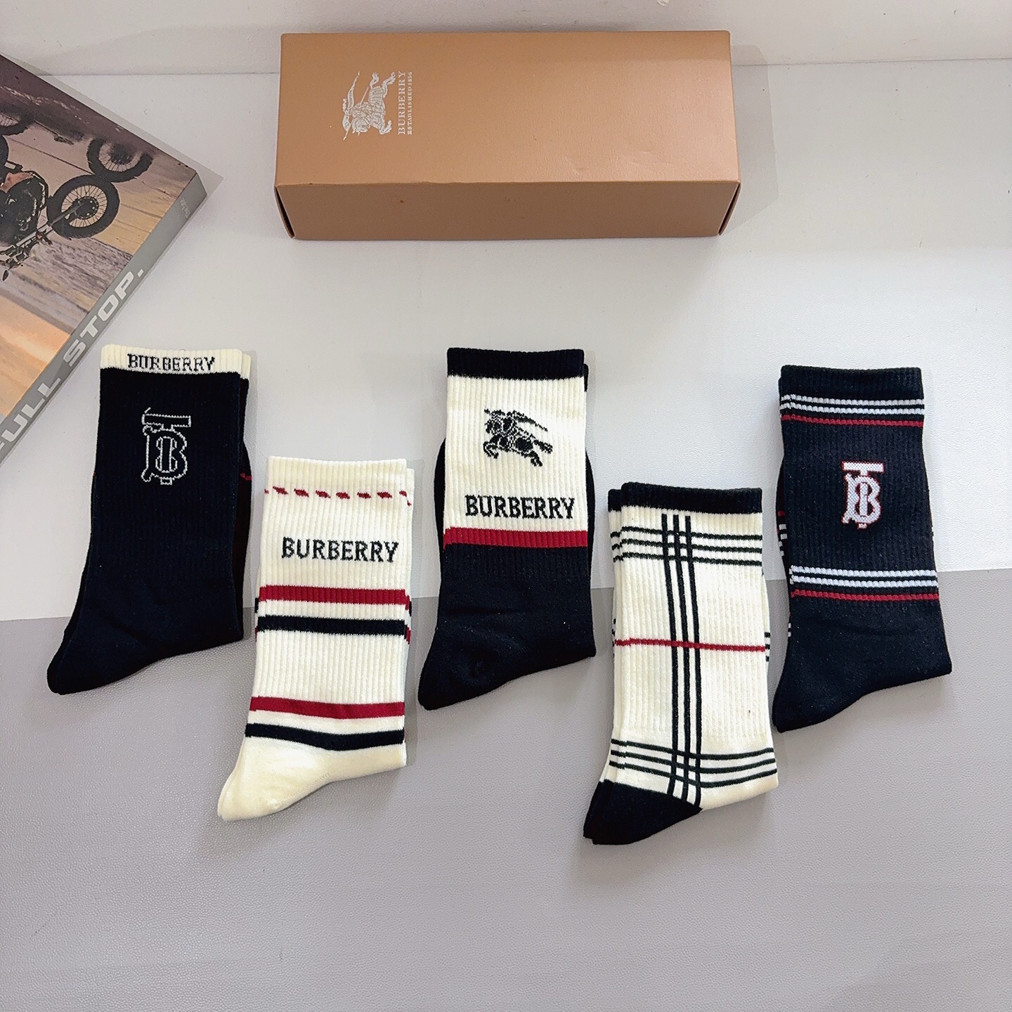 配包装（一盒5双）🌟Burberry 巴宝莉 超火小单品男女通用长筒袜子，纯棉面料，潮人必备 经典款搭配