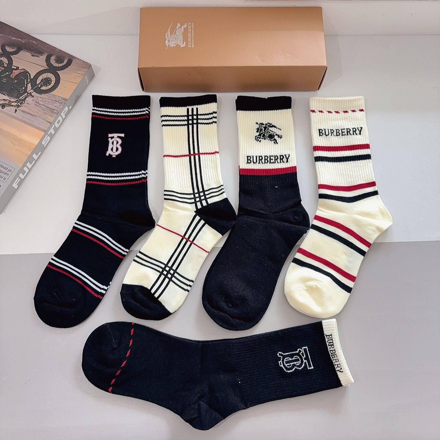 配包装（一盒5双）🌟Burberry 巴宝莉 超火小单品男女通用长筒袜子，纯棉面料，潮人必备 经典款搭配