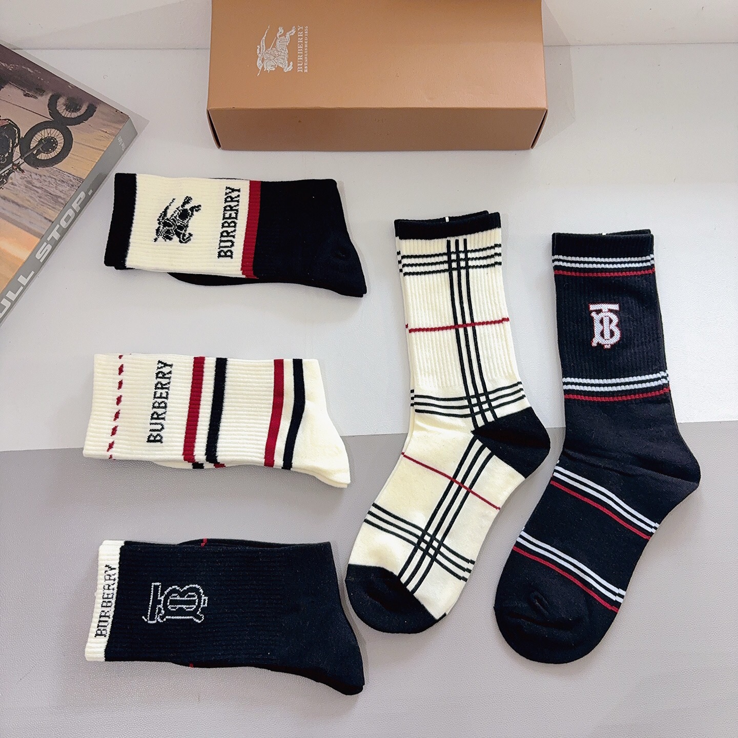 配包装（一盒5双）🌟Burberry 巴宝莉 超火小单品男女通用长筒袜子，纯棉面料，潮人必备 经典款搭配