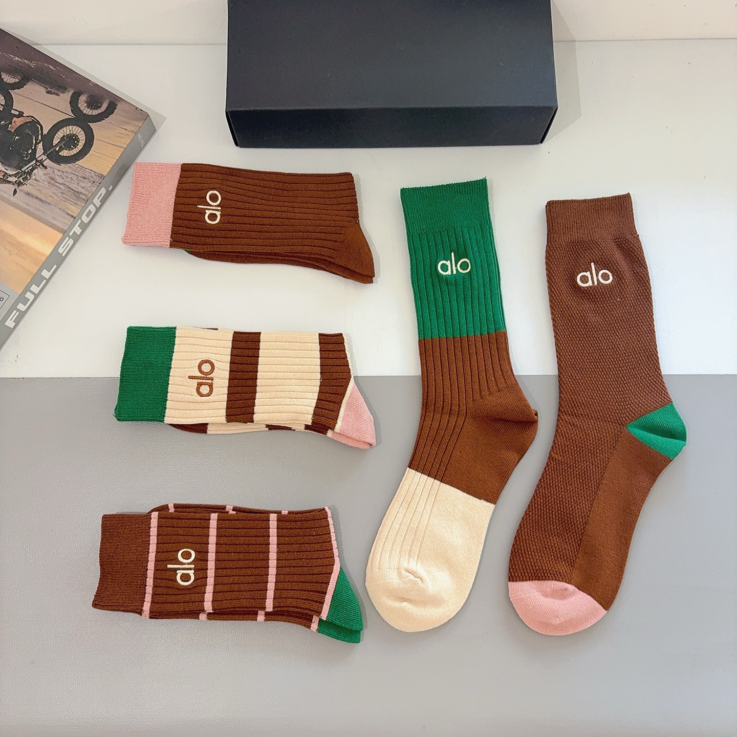 配包装（一盒5双） alo 新款潮牌双针刺绣小腿袜子 纯棉面料，潮人必备 ，个性时尚百搭款，你值得拥有哦