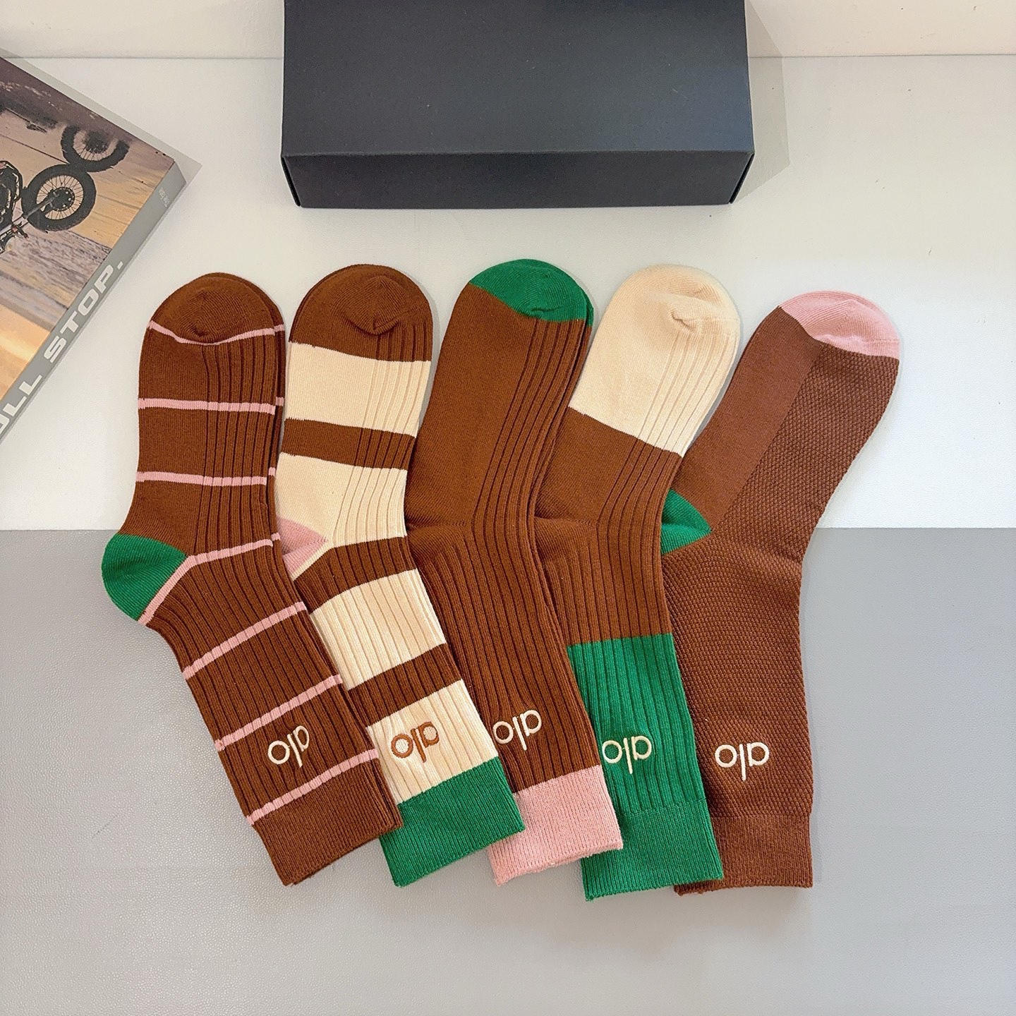 配包装（一盒5双） alo 新款潮牌双针刺绣小腿袜子 纯棉面料，潮人必备 ，个性时尚百搭款，你值得拥有哦