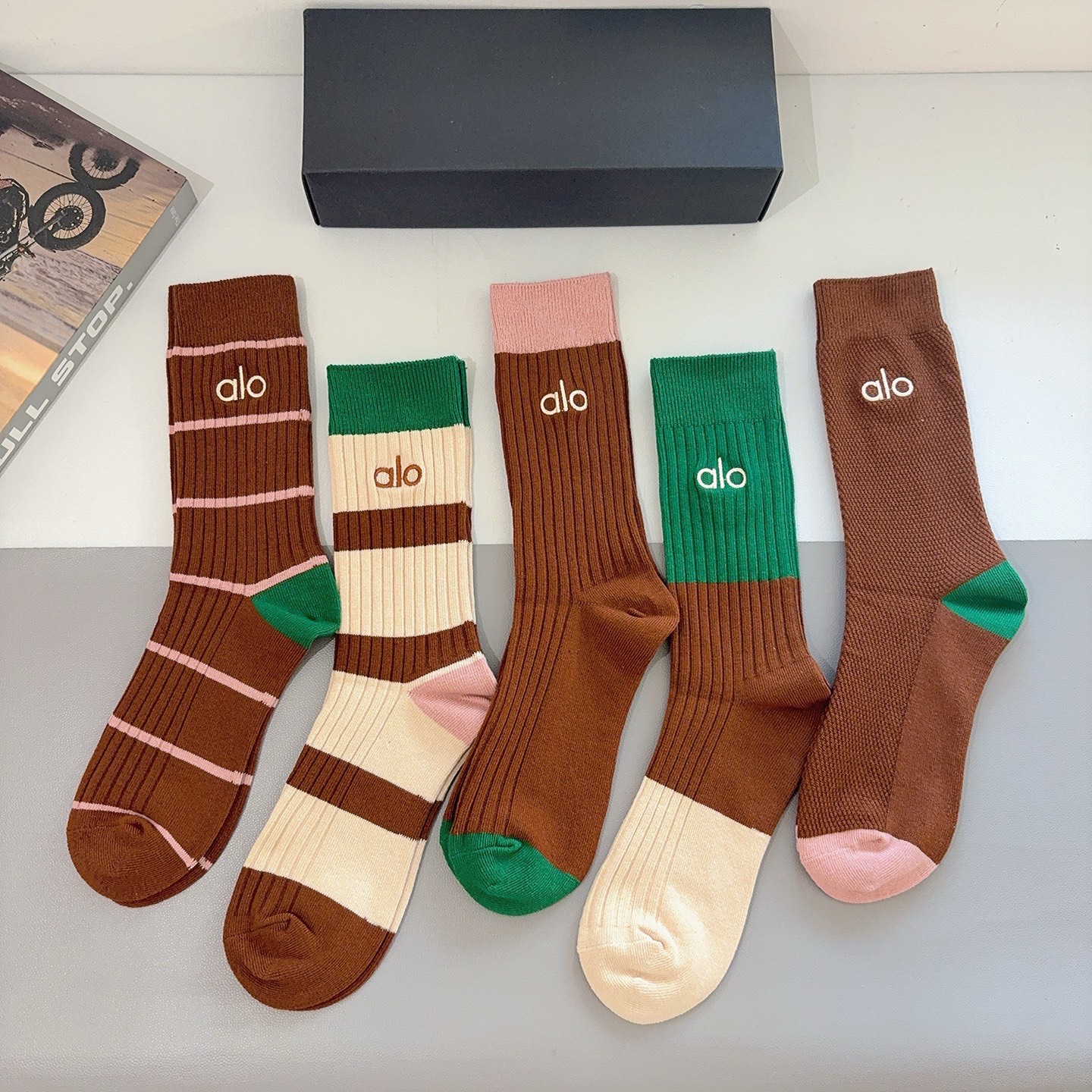 配包装（一盒5双） alo 新款潮牌双针刺绣小腿袜子 纯棉面料，潮人必备 ，个性时尚百搭款，你值得拥有哦