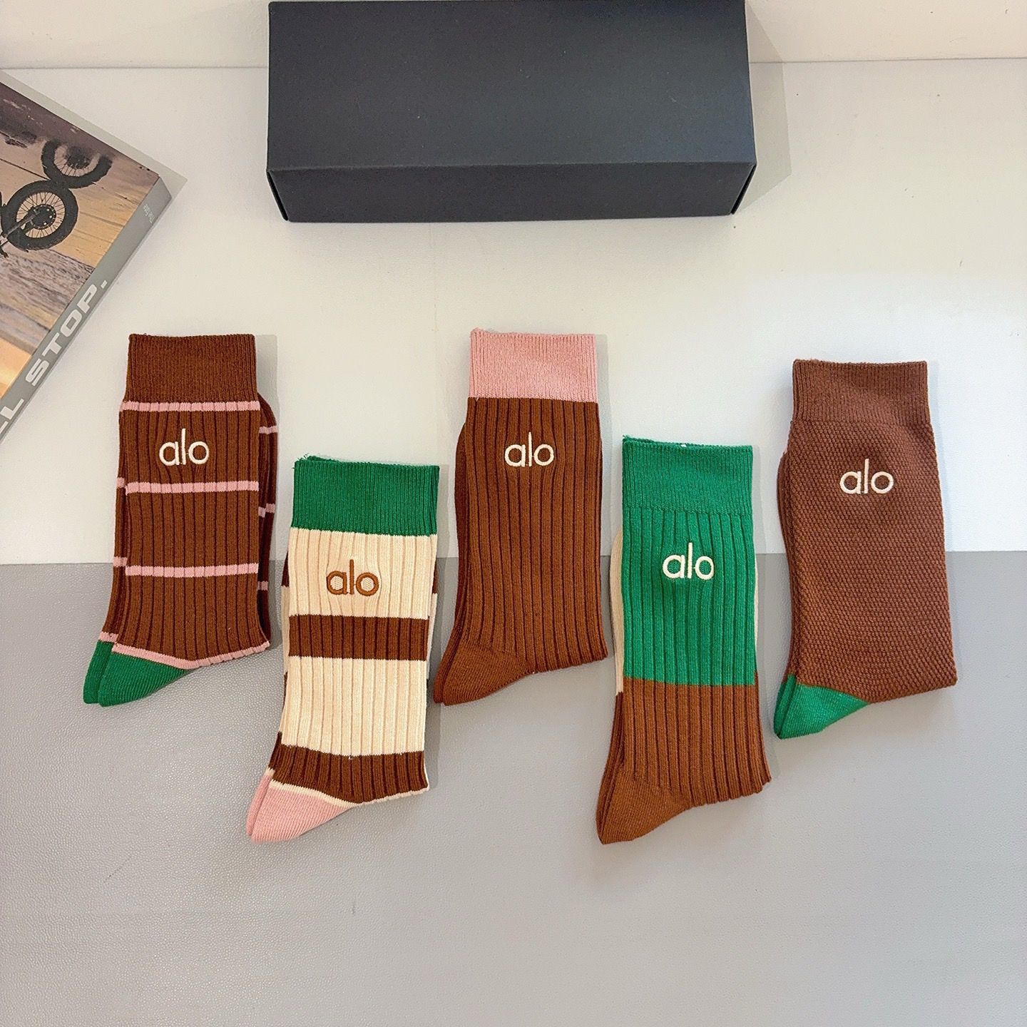 配包装（一盒5双） alo 新款潮牌双针刺绣小腿袜子 纯棉面料，潮人必备 ，个性时尚百搭款，你值得拥有哦