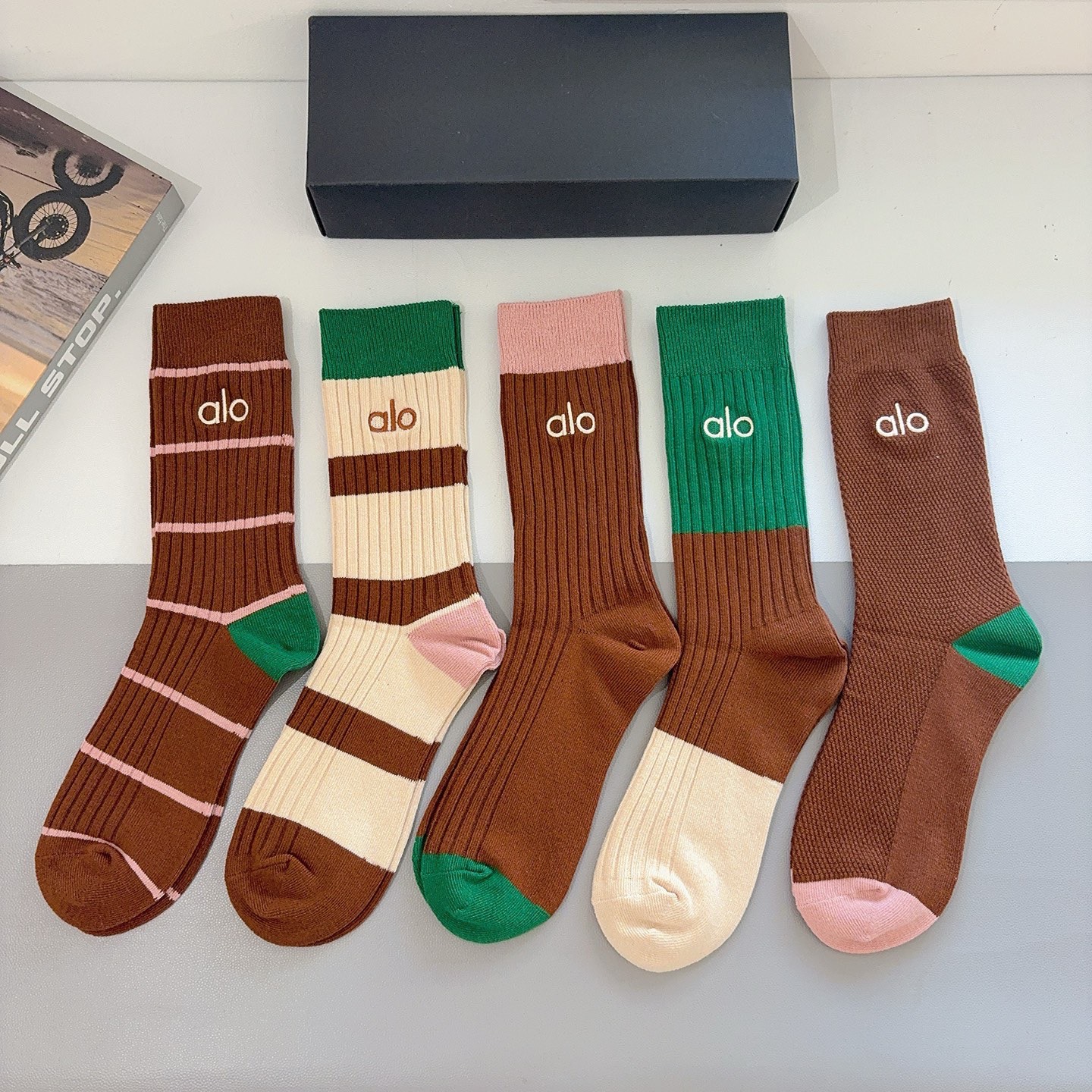 配包装（一盒5双） alo 新款潮牌双针刺绣小腿袜子 纯棉面料，潮人必备 ，个性时尚百搭款，你值得拥有哦