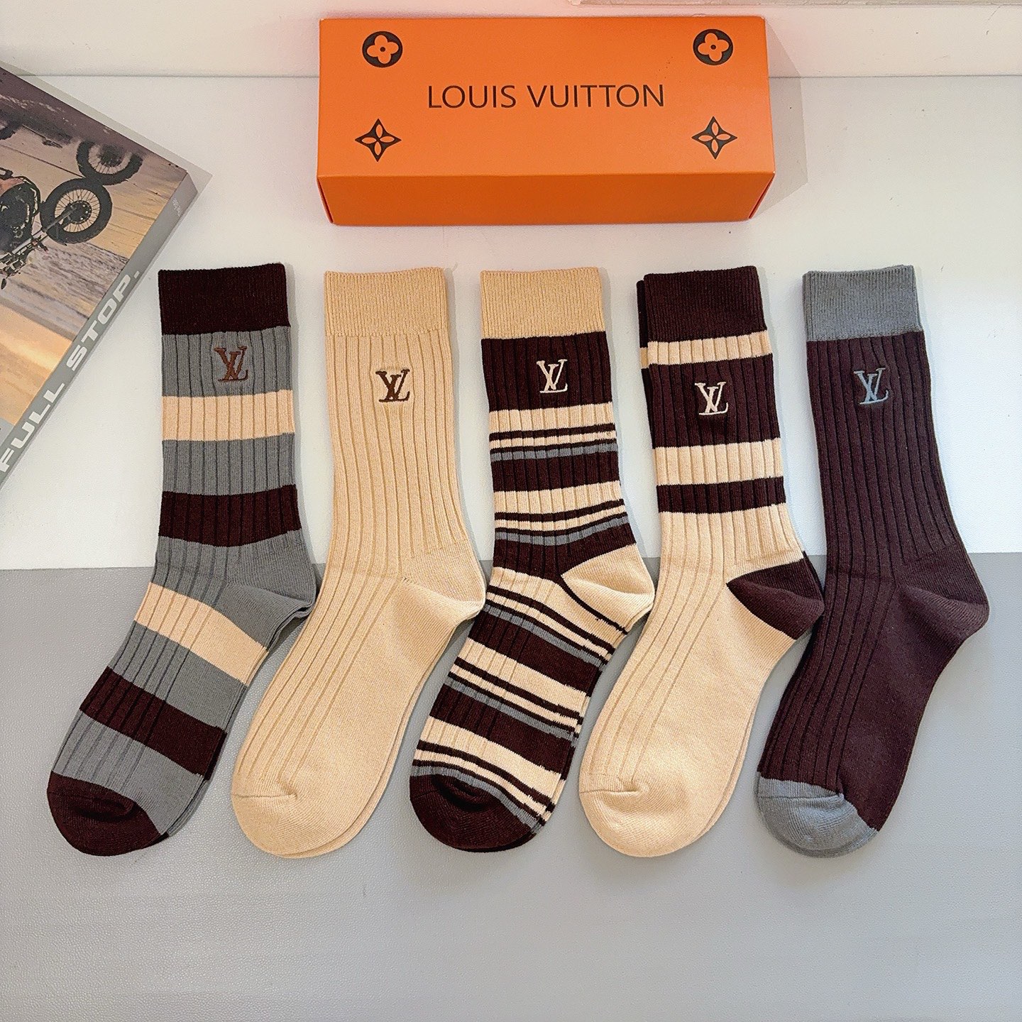 配包装【一盒五双】LV 路易威登 欧美大牌双针刺绣长筒袜🔥🌟潮人必不能少的专柜代购品质长筒袜子 ，超级百