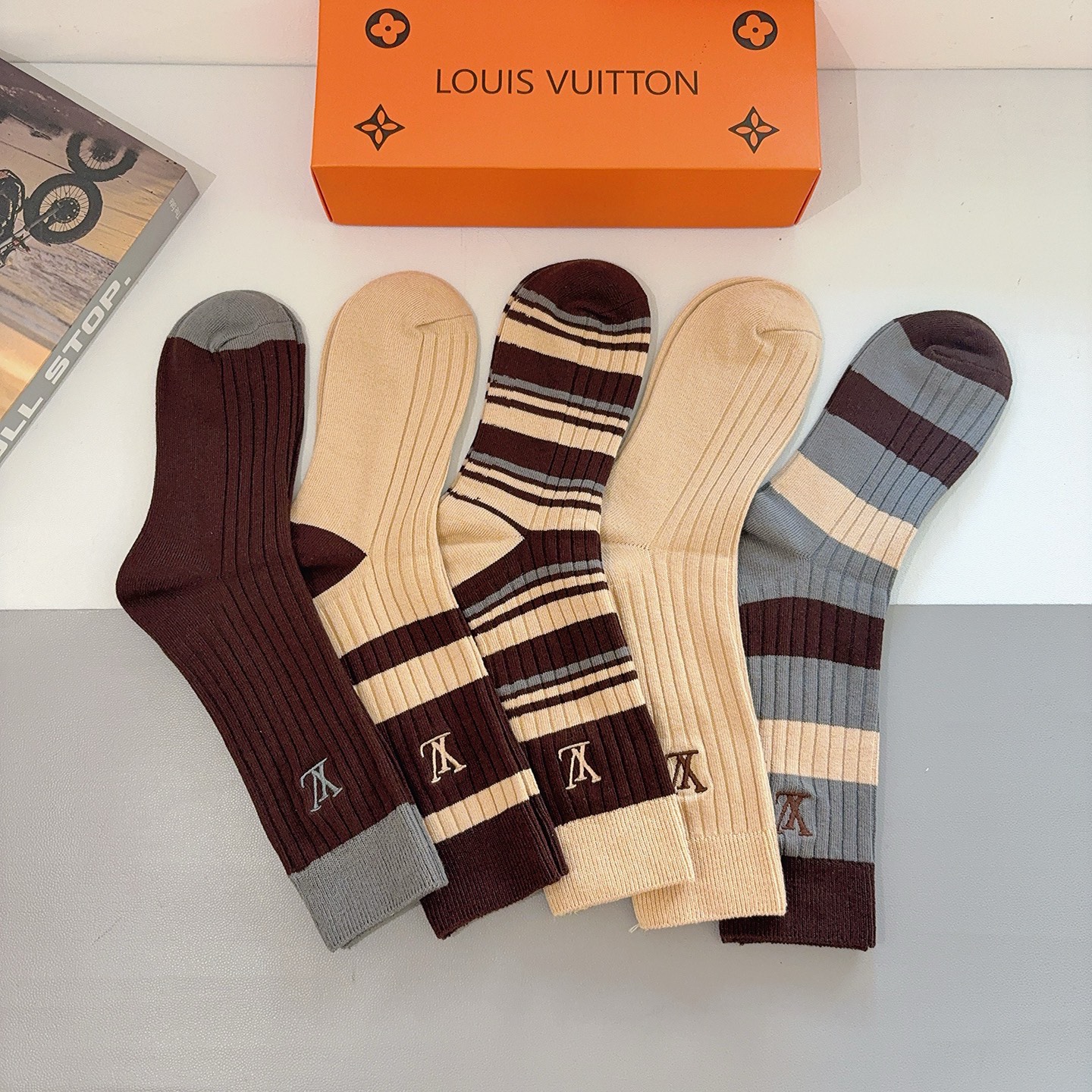 配包装【一盒五双】LV 路易威登 欧美大牌双针刺绣长筒袜🔥🌟潮人必不能少的专柜代购品质长筒袜子 ，超级百