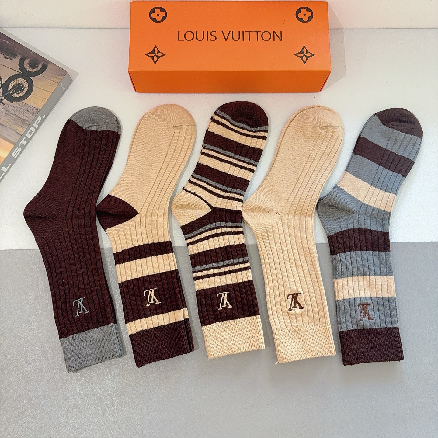 配包装【一盒五双】LV 路易威登 欧美大牌双针刺绣长筒袜🔥🌟潮人必不能少的专柜代购品质长筒袜子 ，超级百