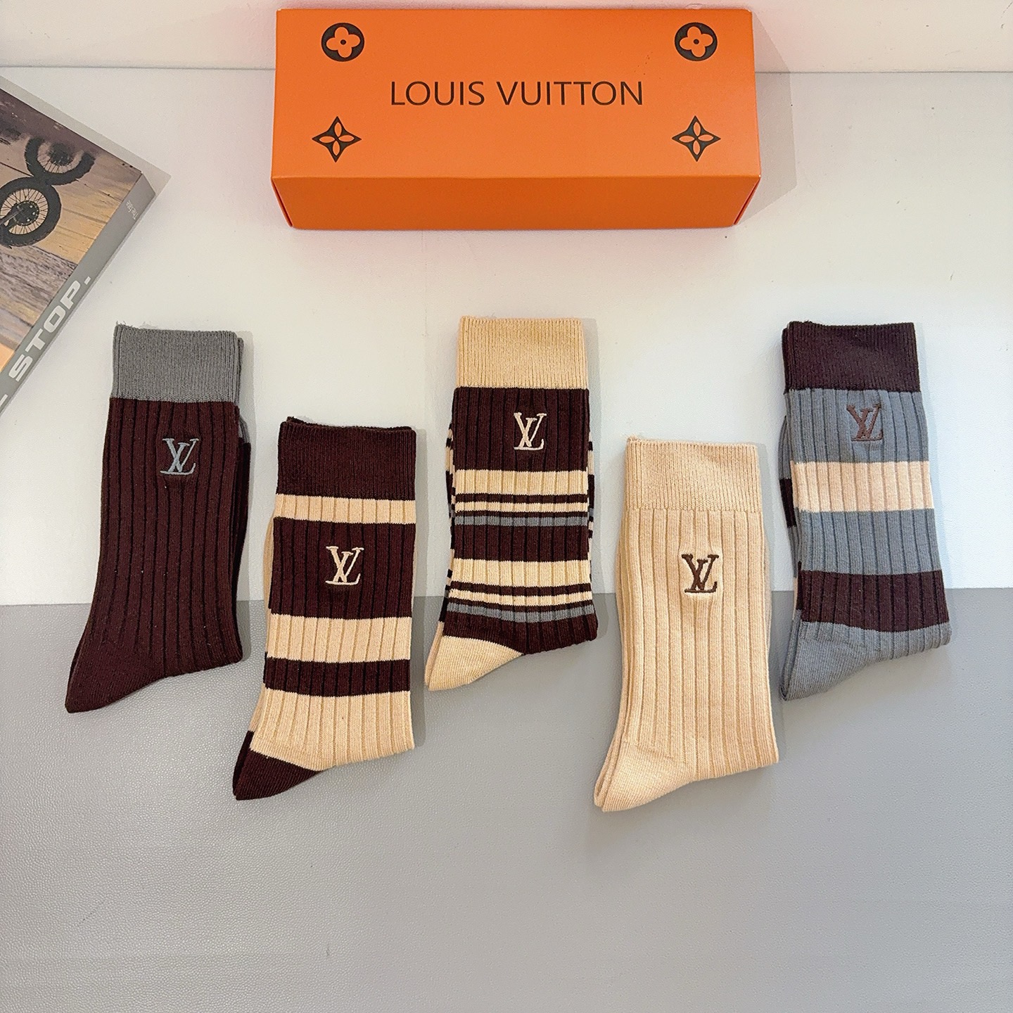 配包装【一盒五双】LV 路易威登 欧美大牌双针刺绣长筒袜🔥🌟潮人必不能少的专柜代购品质长筒袜子 ，超级百