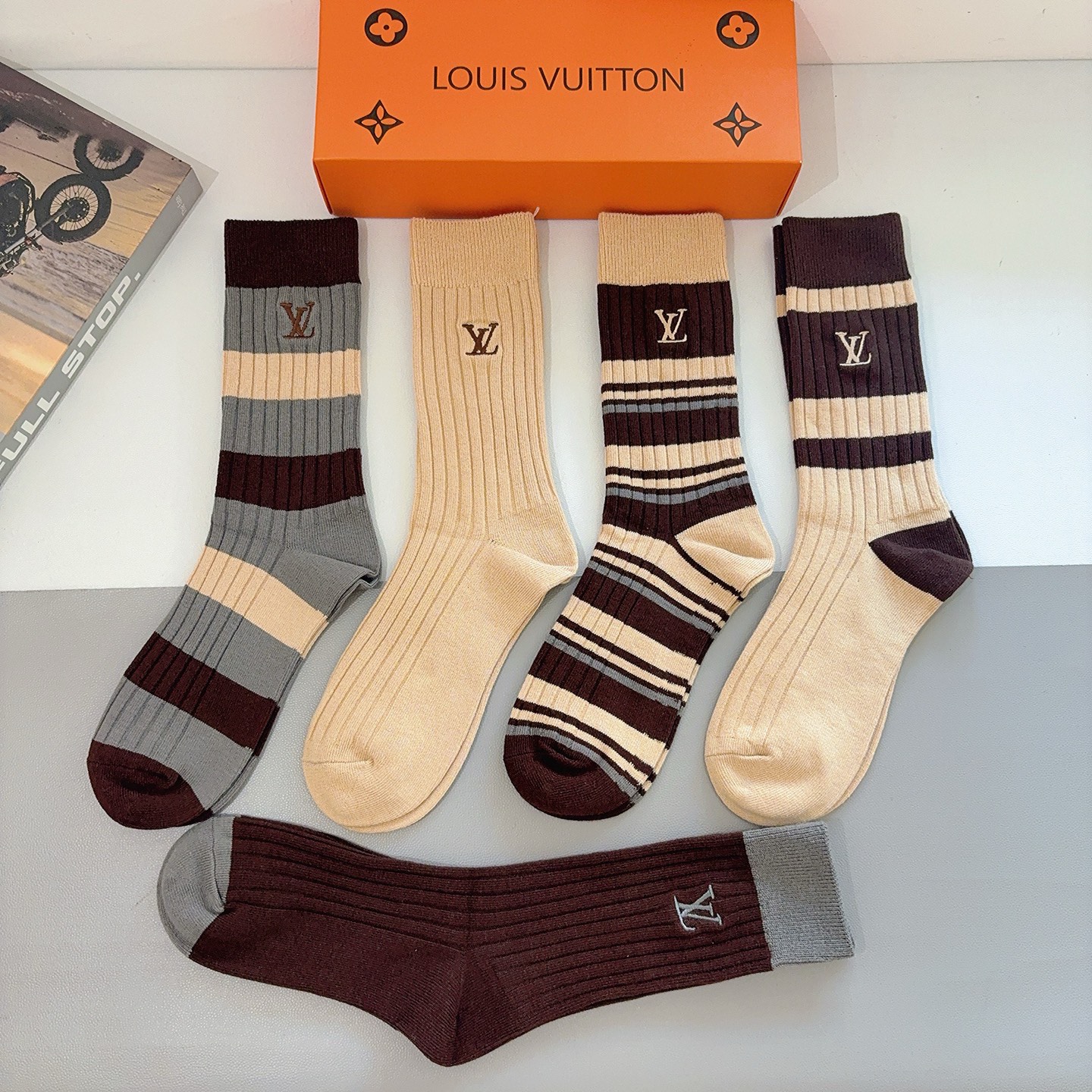 配包装【一盒五双】LV 路易威登 欧美大牌双针刺绣长筒袜🔥🌟潮人必不能少的专柜代购品质长筒袜子 ，超级百