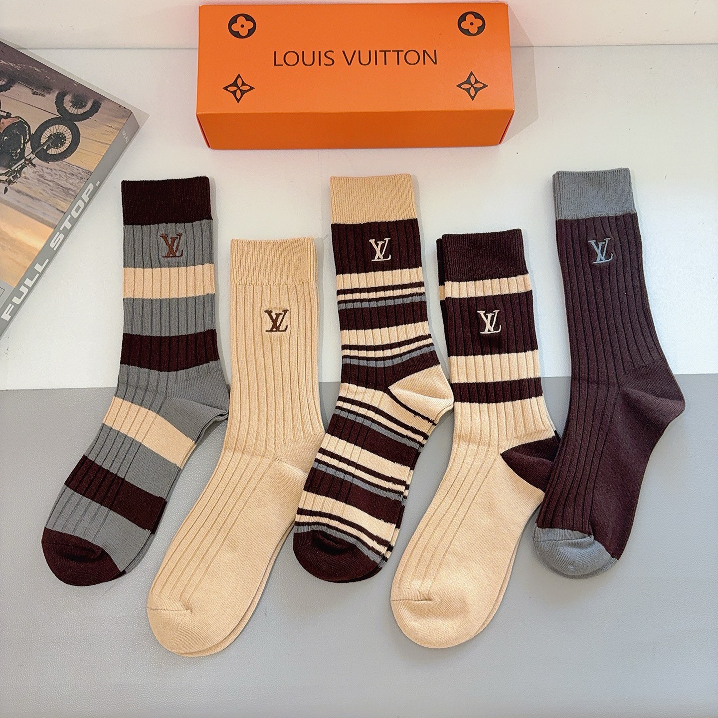 配包装【一盒五双】LV 路易威登 欧美大牌双针刺绣长筒袜🔥🌟潮人必不能少的专柜代购品质长筒袜子 ，超级百