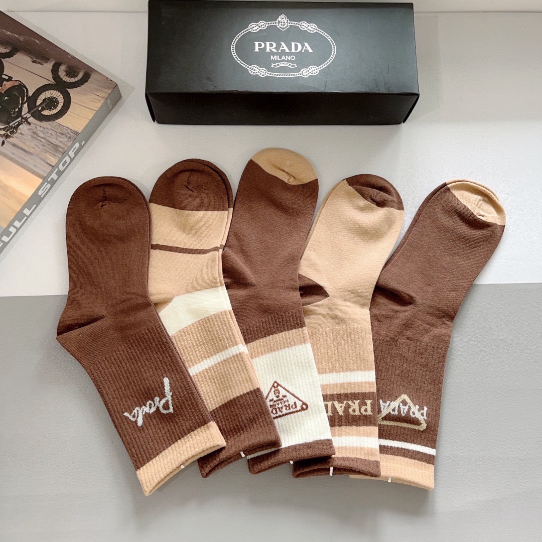配包装（一盒5双）PRADA（普拉达） 新款高端纯棉材质小腿袜子！爆款三角标字母专柜同步长筒袜，💛大牌出