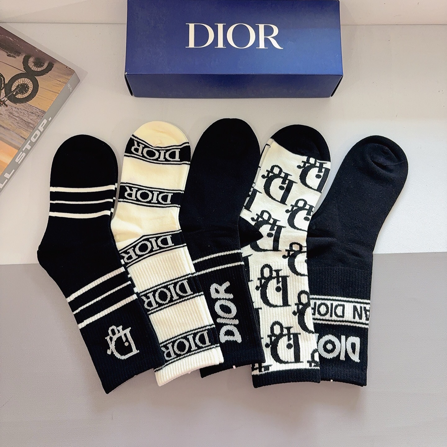 配包装（一盒5双）Dior 迪奥 新款小腿长筒袜子！纯棉面料，火爆Ｄ字母图案，专柜同步袜子，💛大牌出街，
