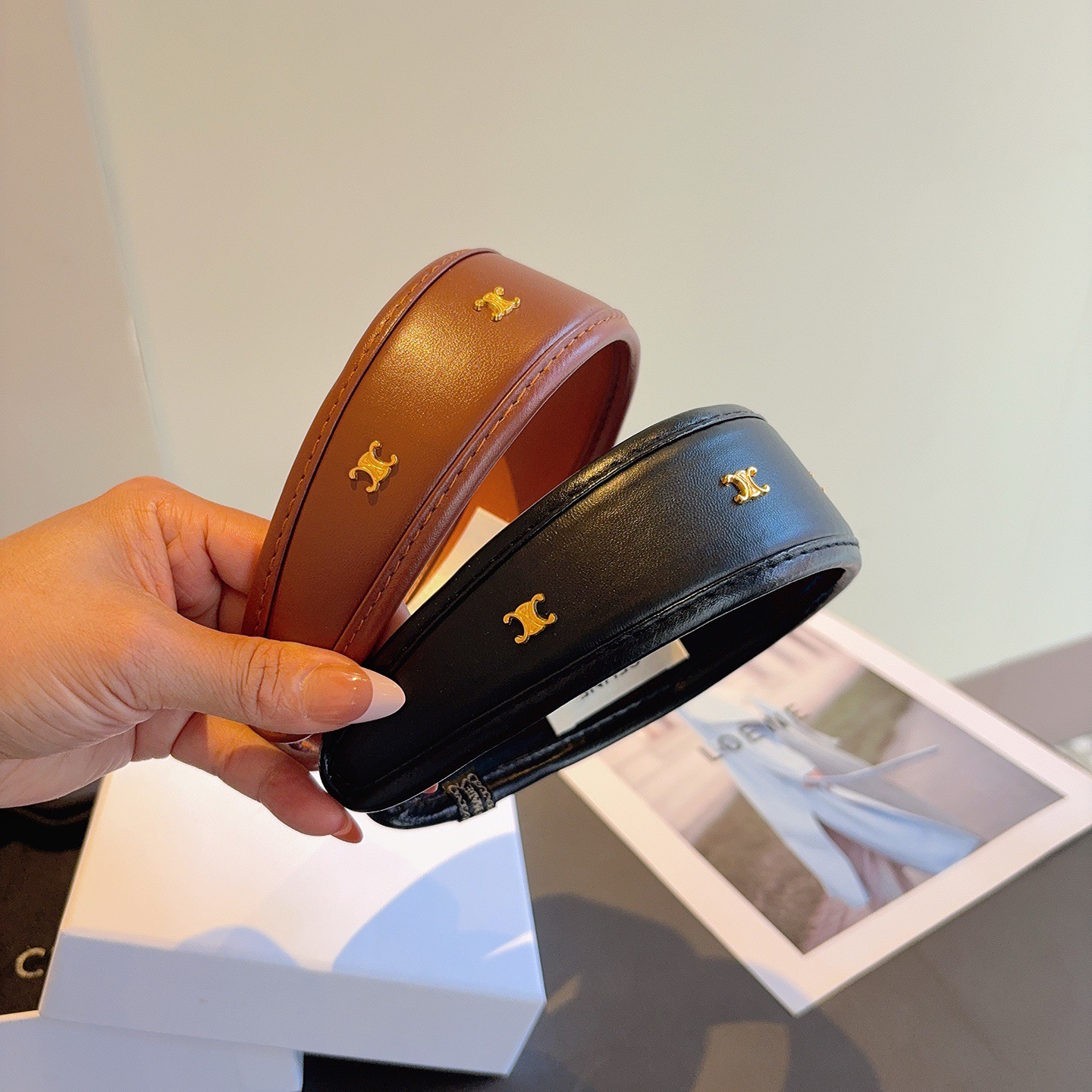 NO:941885,Comes with packaging CELINE (Celine) official classic new sheepskin headband, a must-have headband for goddesses, very comfortable, fashionable and versatile, comfortable and trendy!  hairpins,hairpins,celine,celine,sheepskin,hairpins19860909配包装 CELINE（赛琳）官方经典新款羊皮发箍,女神必备头箍,非常舒时尚百搭,舒适潮流款！发夹,发夹,celine,celine,sheepskin,hairpins,accessory