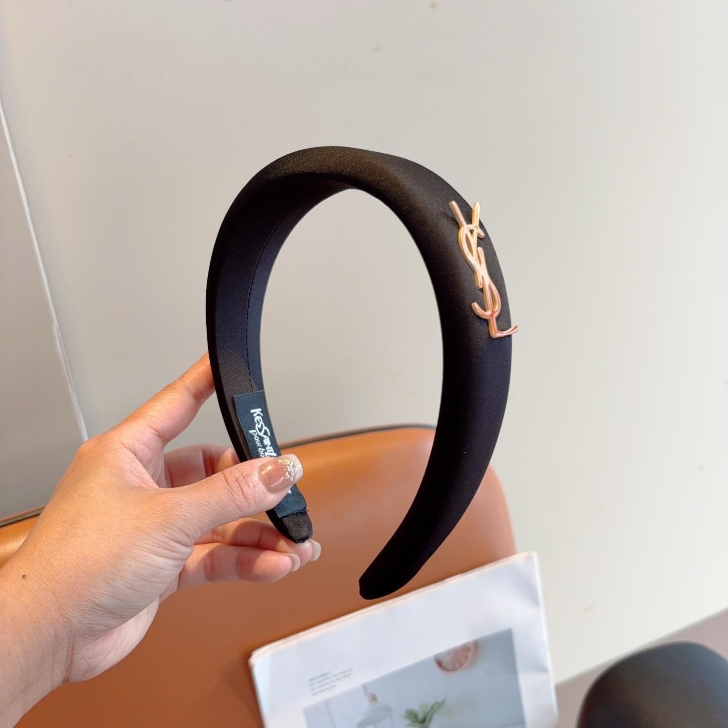 NO:941789,Comes with packaging Yves Saint Laurent's new trendy and high-end satin headband, smooth sponge headband, simple and versatile, a must-have for trendy women, super classy!  hairpins,hairpins,saint laurent,hairpins19860909配包装 圣罗兰 新款潮流高级感缎面发箍,光滑海绵头箍 简约百搭,潮女必备品,超级的高大上！发夹,发夹,saint laurent,hairpins,accessory