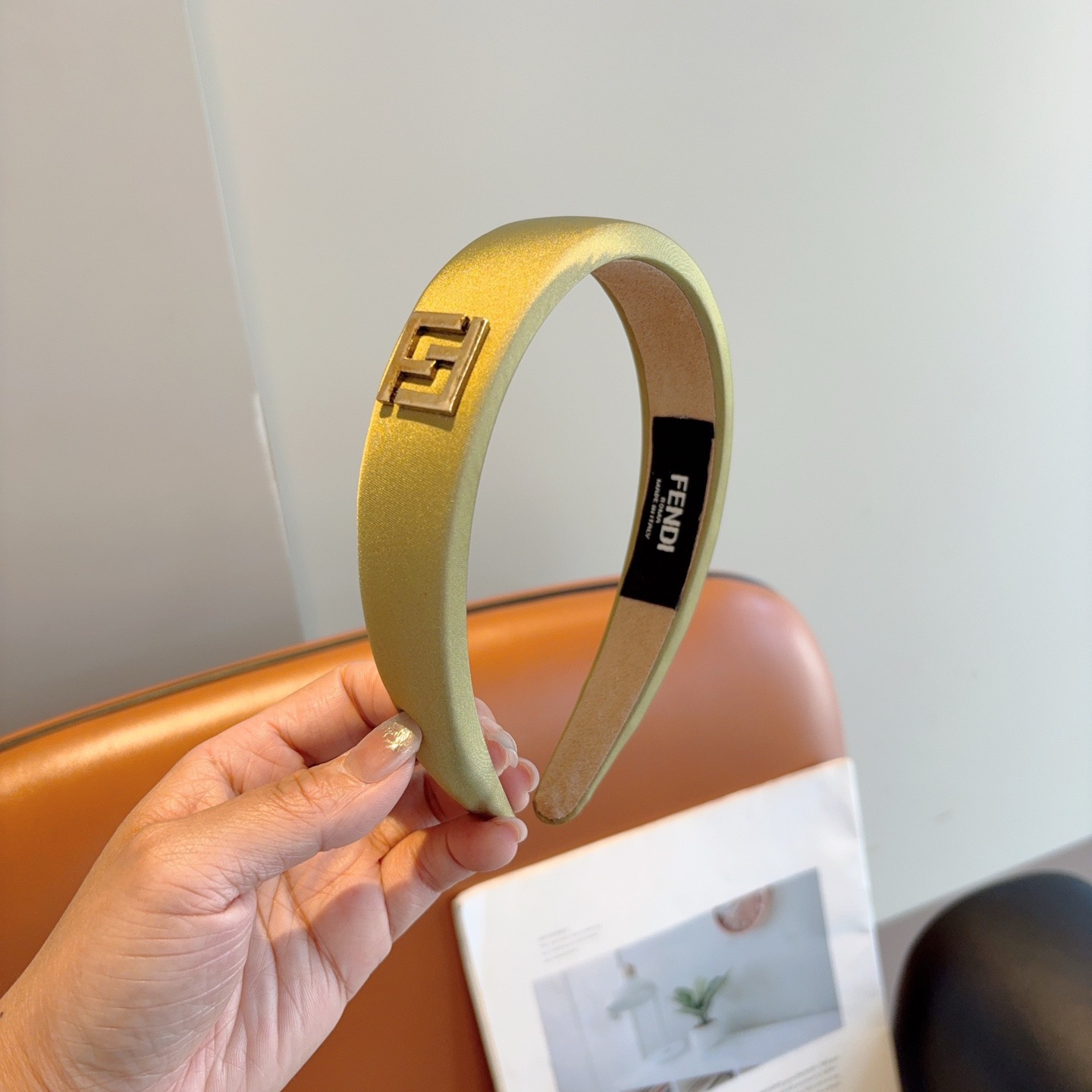 NO:941795,Comes with packaging FENDI Fendi's new satin sponge headband, retro headband, simple and versatile, a must-have for fashionable women, super classy!  hairpins,hairpins,fendi,fendi,hairpins19860909配包装 FENDI 芬迪 新款缎面海绵发箍,复古头箍,简约百搭,潮女必备品,超级的高大上！发夹,发夹,fendi,fendi,hairpins,accessory