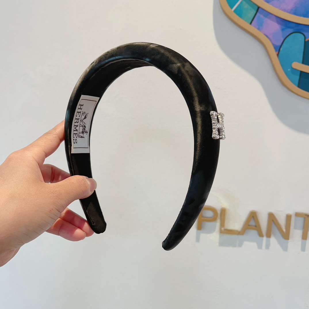 NO:941810,Comes with packaging Hermes (Hermès) popular customized graffiti headband, the same style as the Internet celebrity, imported fabrics, export orders, details are all real shots!  The special fabric is very textured!  hairpins,hairpins,hermes,hermes,hairpins19860909配包装 Hermes（爱马仕） 火爆定制款涂鸦发箍,网红同款 进口面料, 出口订单、细节全部实拍！特制面料非常显质感！发夹,发夹,hermes,hermes,hairpins,accessory