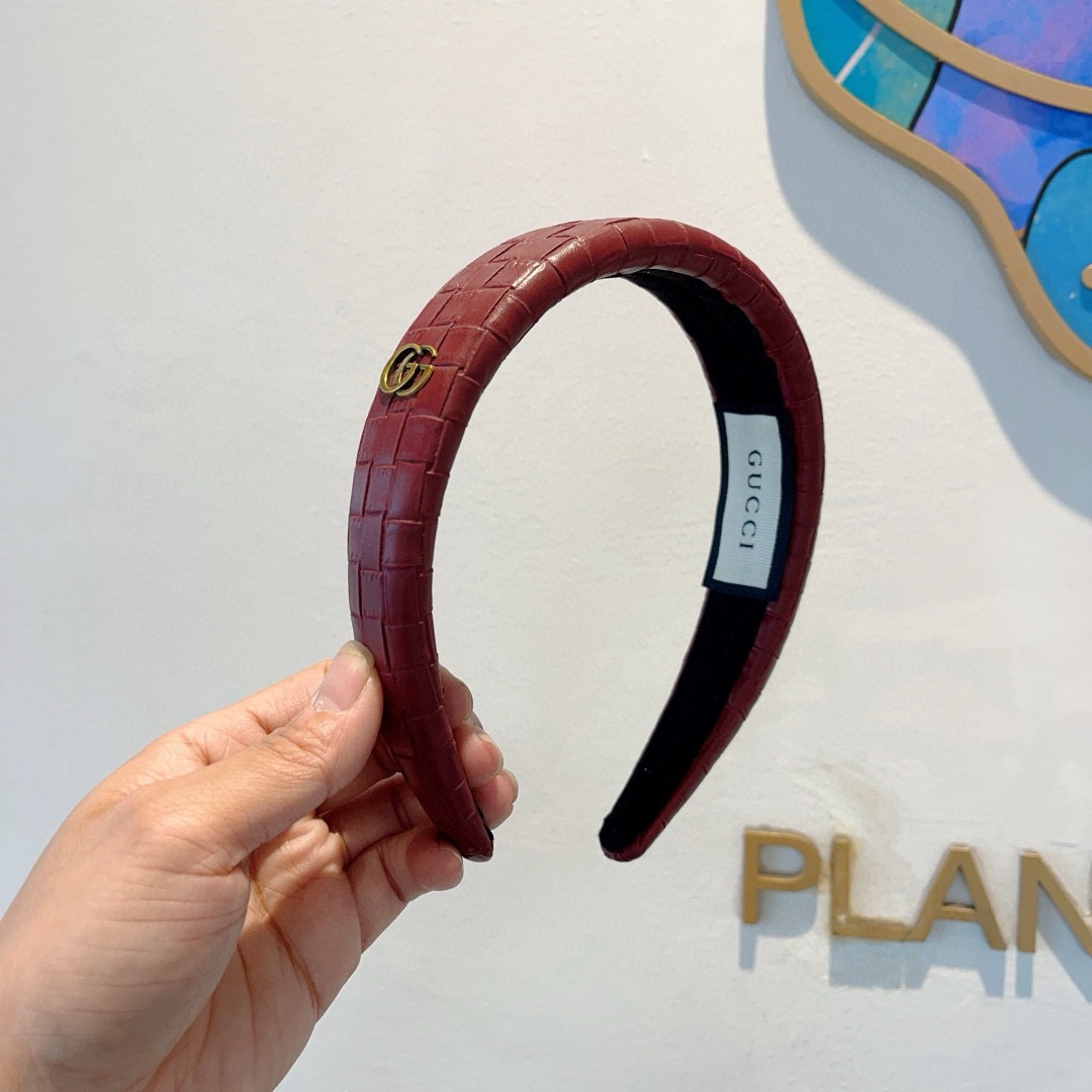 NO:941815,Comes with packaging Gucci Gucci Internet celebrity classic new pu leather headband, a must-have headband for goddesses, very versatile and fashionable!  hairpins,hairpins,gucci,hairpins19860909配包装 Gucci古奇 网红经典新款pu皮发箍,女神必备单品头箍,非常百搭,时尚潮流！发夹,发夹,gucci,hairpins,accessory