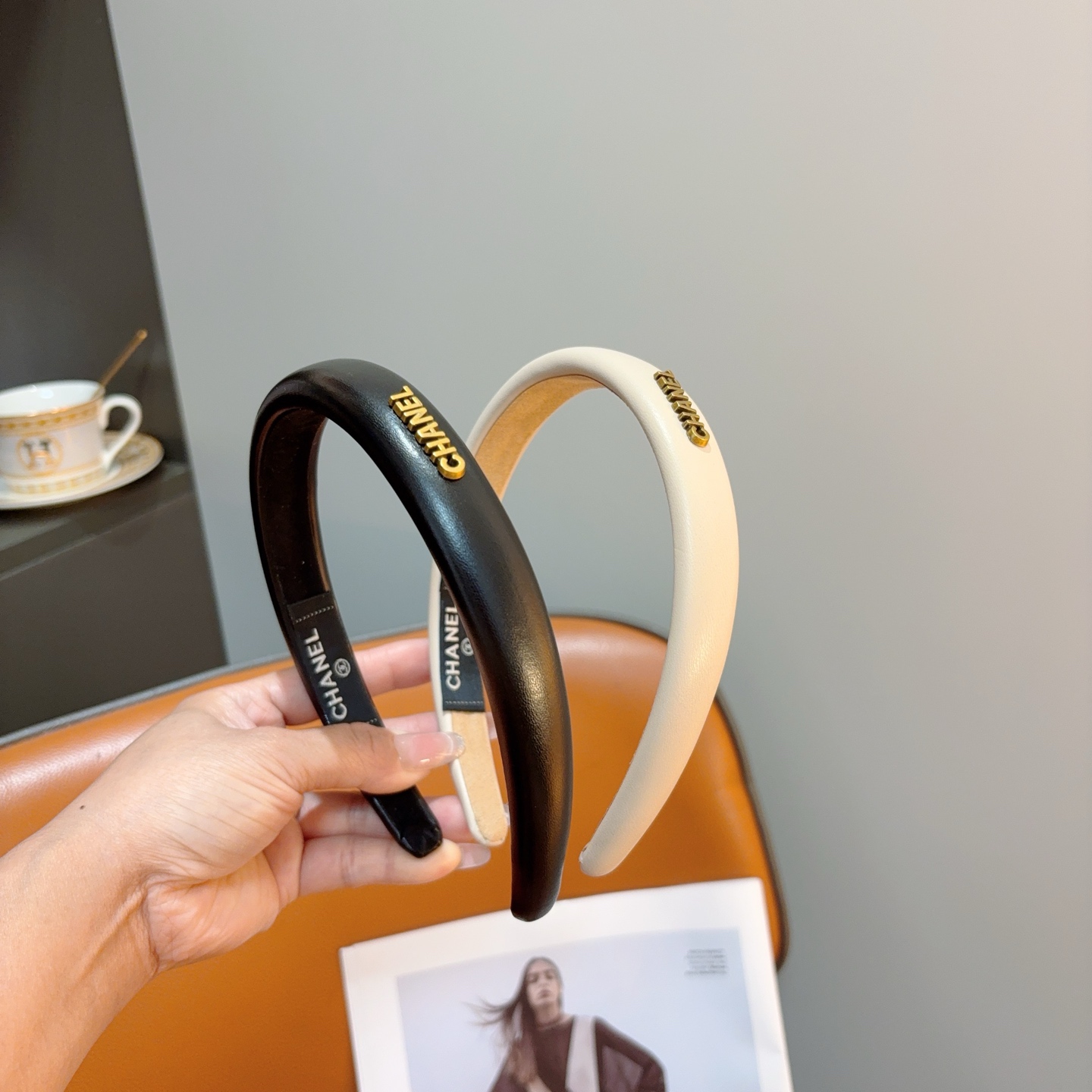 NO:941825,Comes with packaging CHANEL (Chanel) new small fragrant sheepskin headband, retro headband, recommended by Internet celebrities. With high-end materials, super exquisite, fashionable and versatile. Hairpins, hairpins, chanel, chanel, sheepskin, hairpins19860909配包装 CHANEL（香奈儿）新款小香羊皮发箍,复古头箍,网红爆款推荐 搭配高端材质,超精致,时尚百搭.发夹,发夹,chanel,chanel,sheepskin,hairpins,accessory