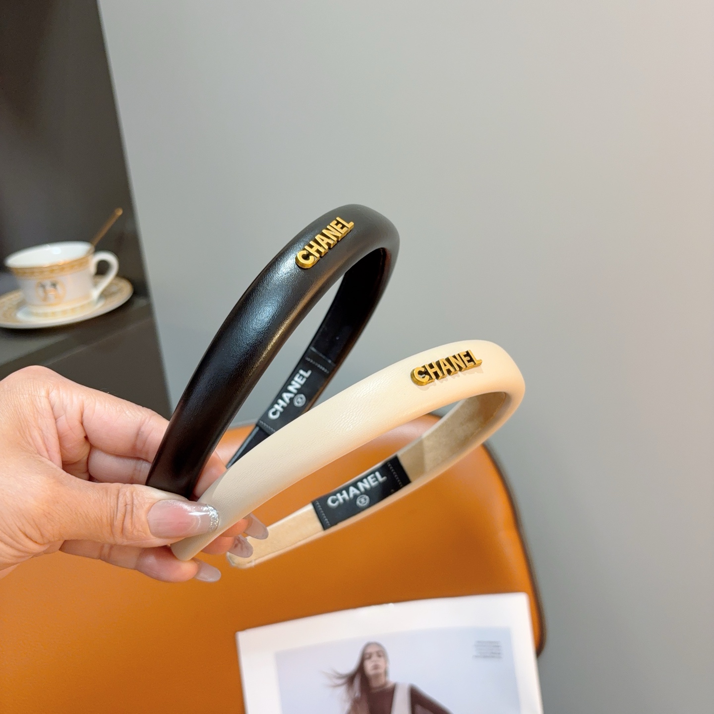 NO:941831,Comes with packaging CHANEL (Chanel) latest small fragrant sheepskin headband, retro headband, recommended by Internet celebrities, with high-end materials, super exquisite, fashionable and versatile. Hairpins, hairpins, chanel, chanel, sheepskin, hairpins19860909配包装 CHANEL（香奈儿）最新款小香羊皮发箍,复古头箍,网红爆款推荐 搭配高端材质,超精致,时尚百搭.发夹,发夹,chanel,chanel,sheepskin,hairpins,accessory