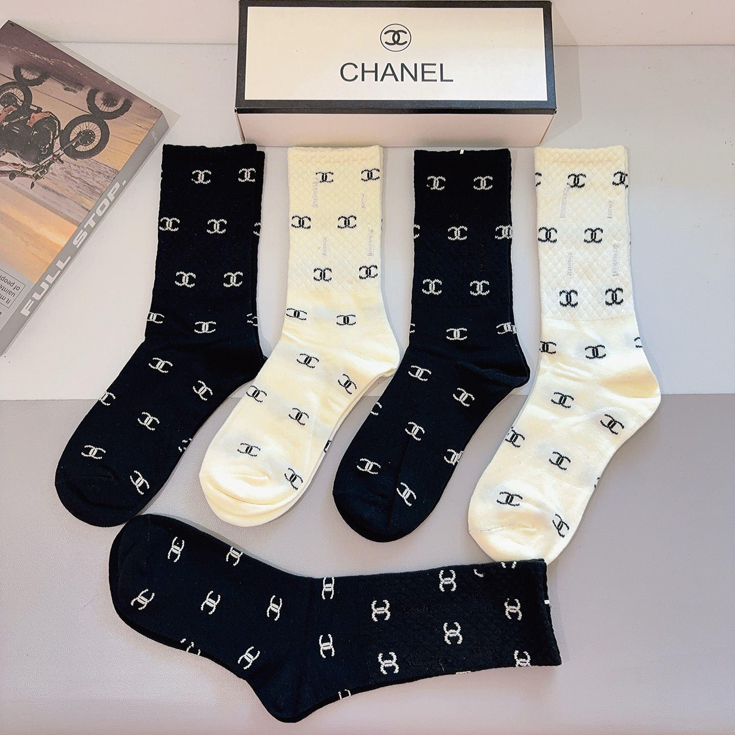 配包装（一盒5双）CHANEL 香奈儿经典长筒袜子❗️纯棉材质柔软，经典的双C图案logo，专柜同步袜子