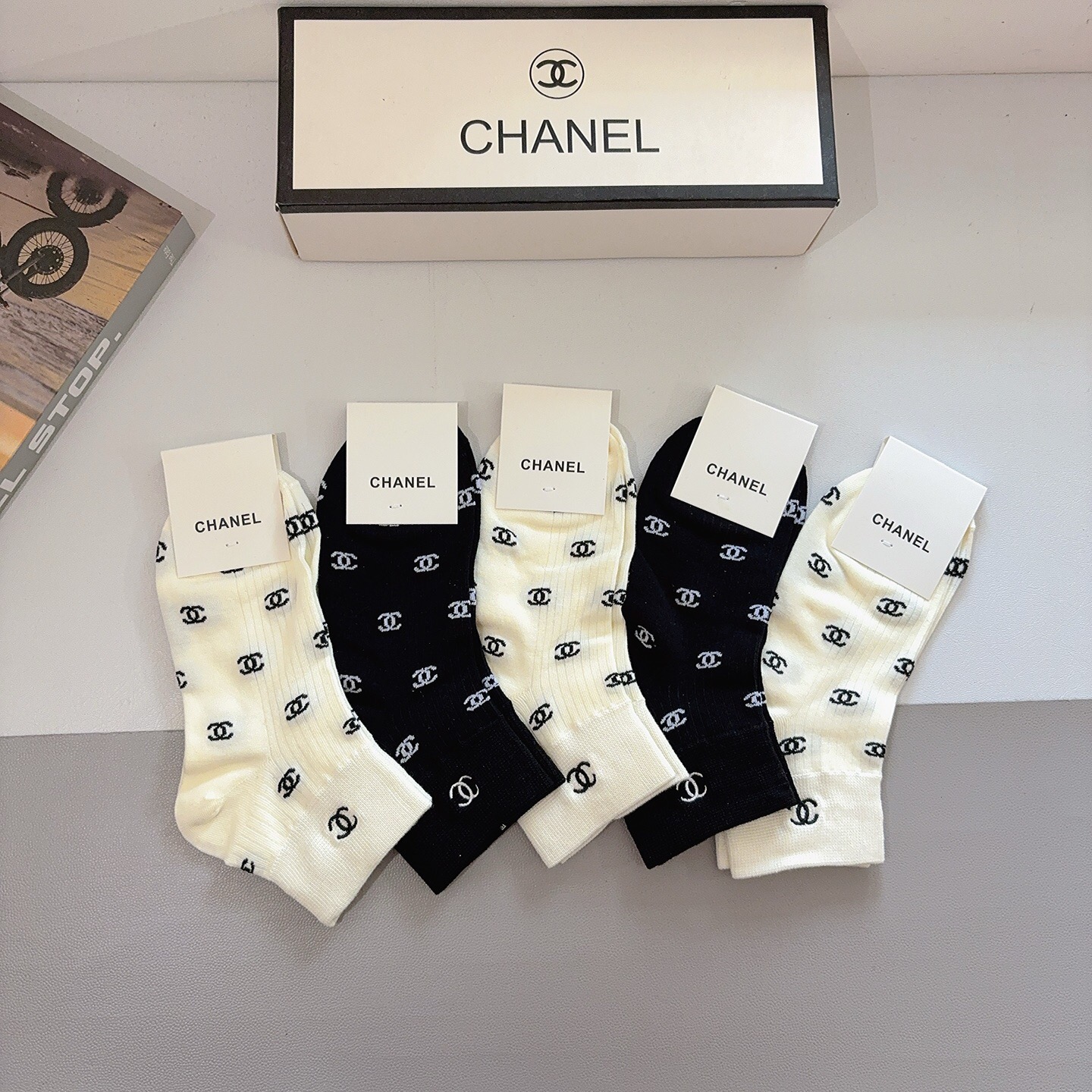 配包装（一盒5双） CHANEL 香奈儿新款刺绣纯棉袜子 经典字母logo船袜，个性时尚百搭款，！超柔软