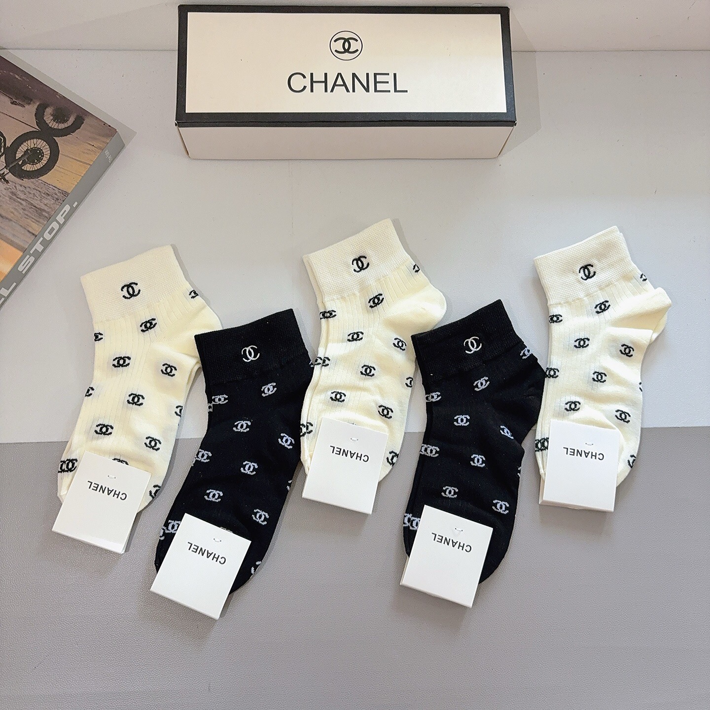 配包装（一盒5双） CHANEL 香奈儿新款刺绣纯棉袜子 经典字母logo船袜，个性时尚百搭款，！超柔软